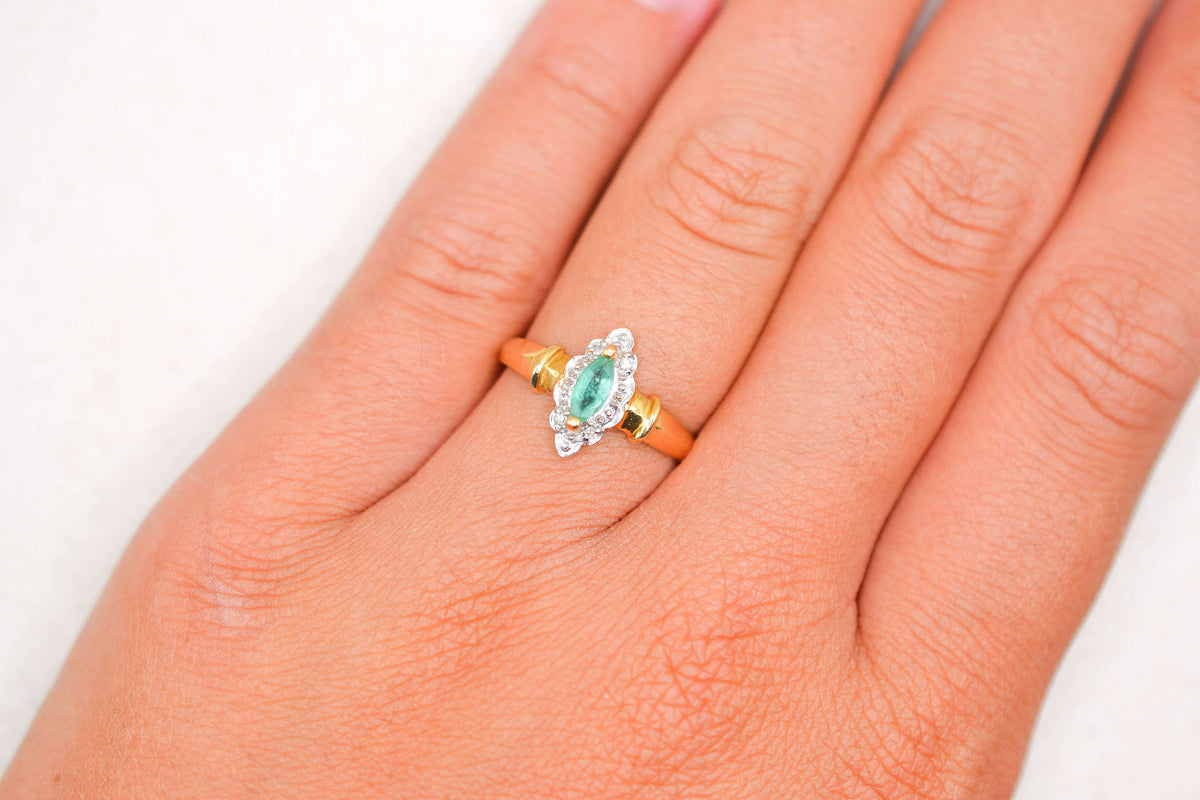 Bague navette Emeraude épaulée Diamants