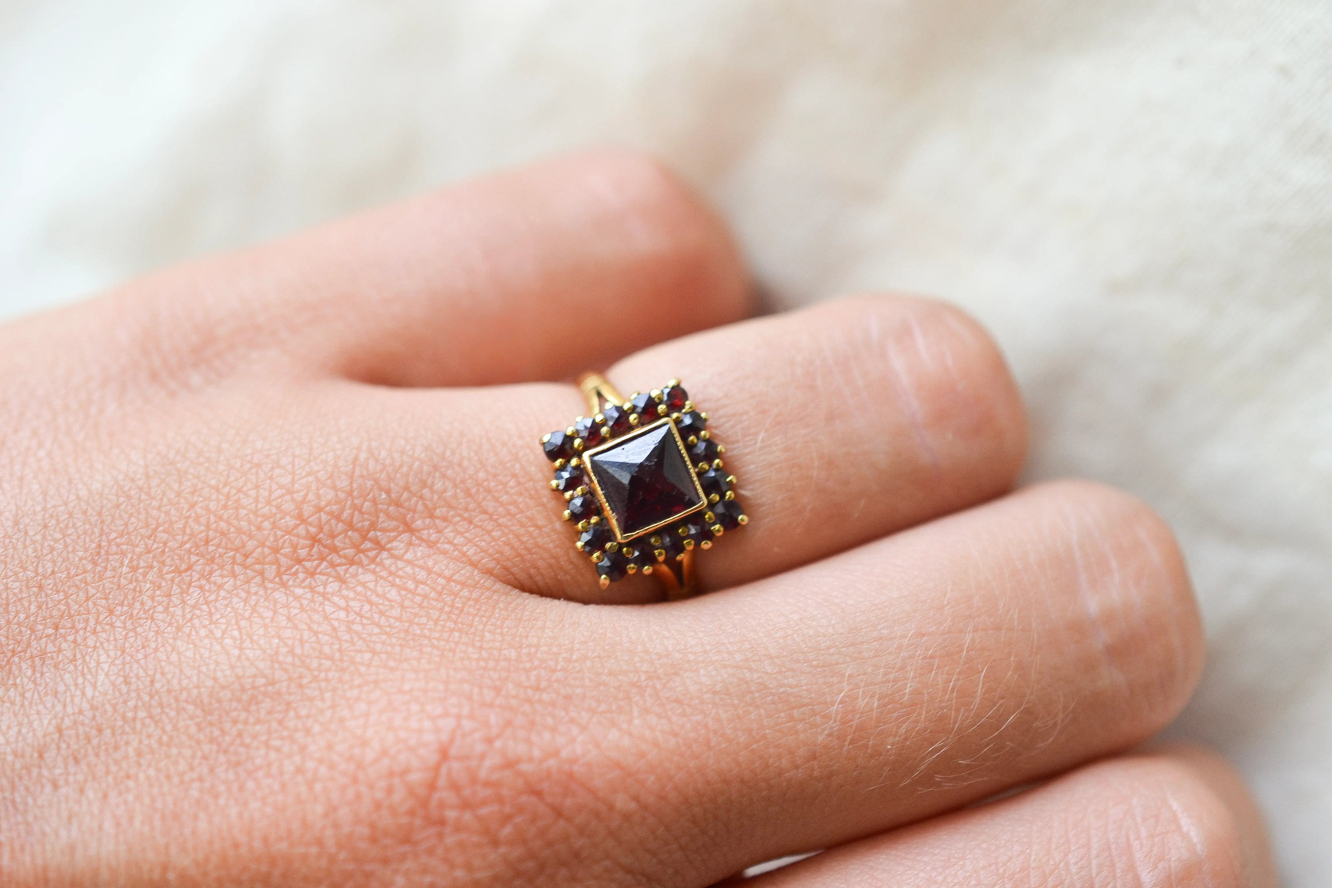 Bague carrée Grenats