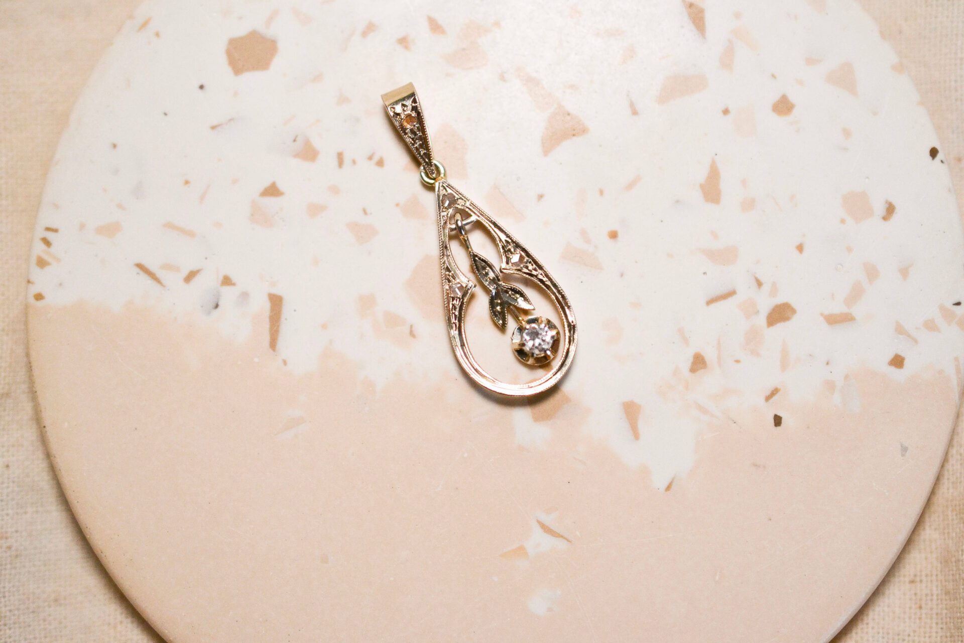 Pendentif style Art Nouveau goutte