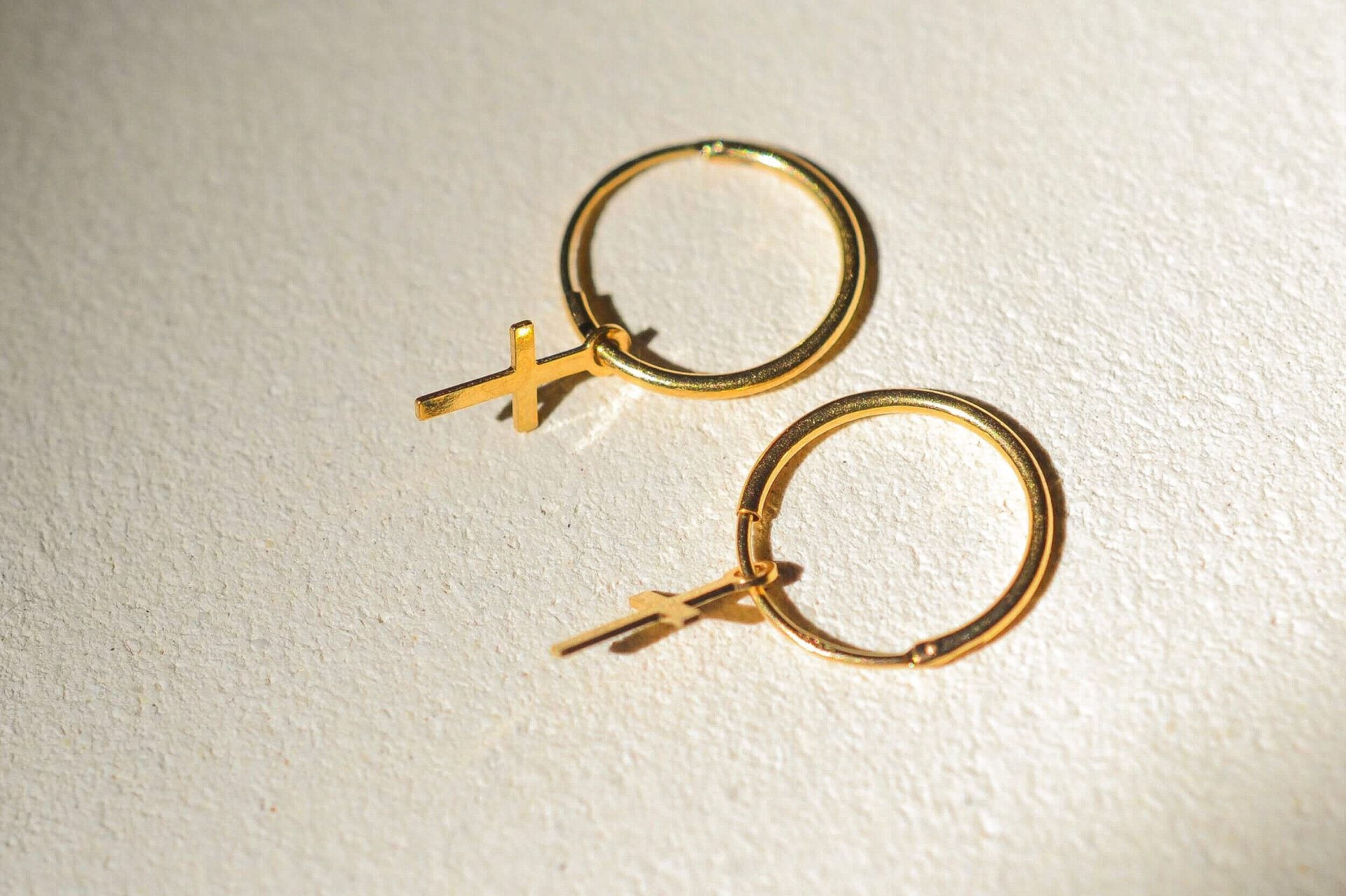 Paire de mini créoles croix