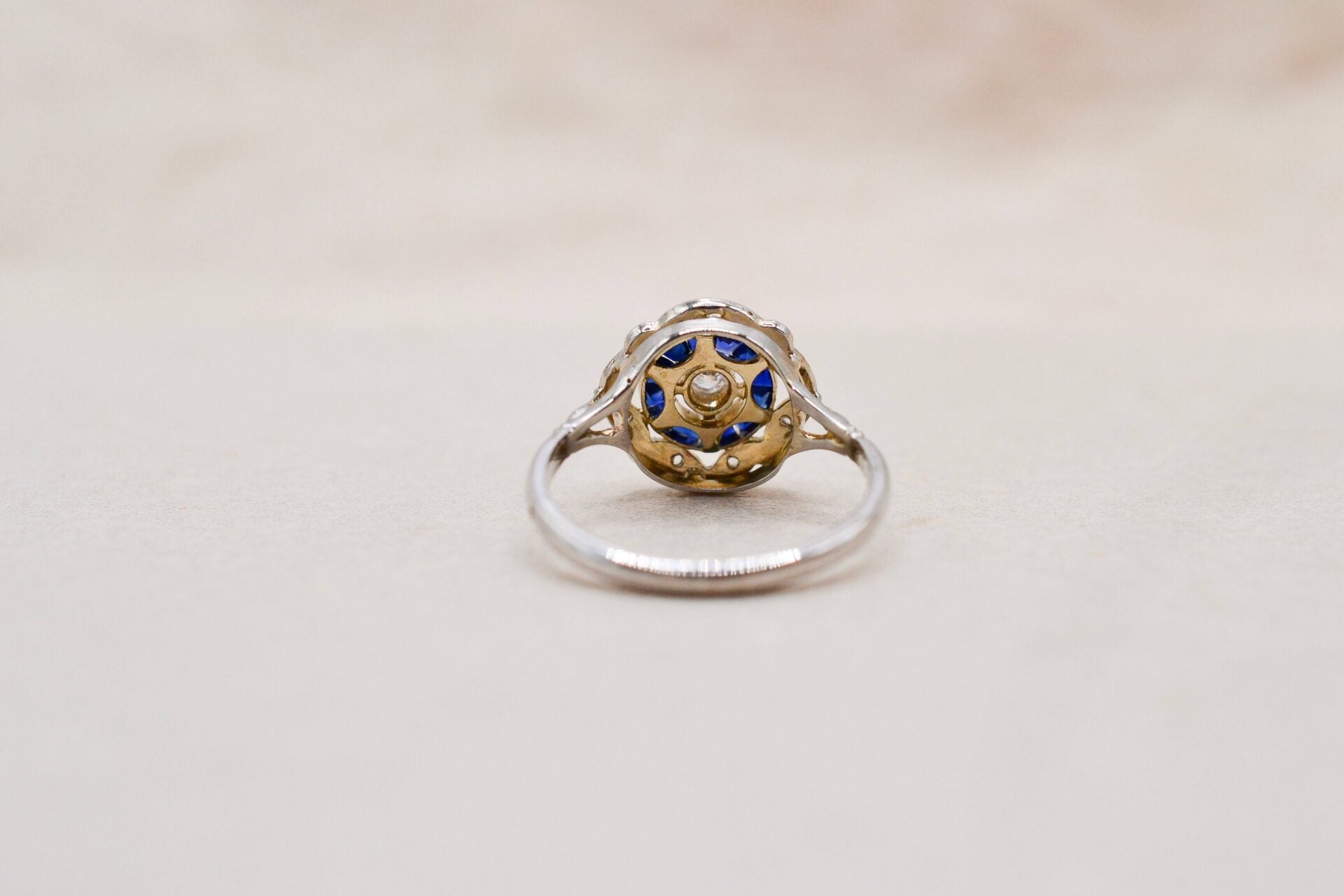 Bague Art Déco circulaire Saphirs et Diamants