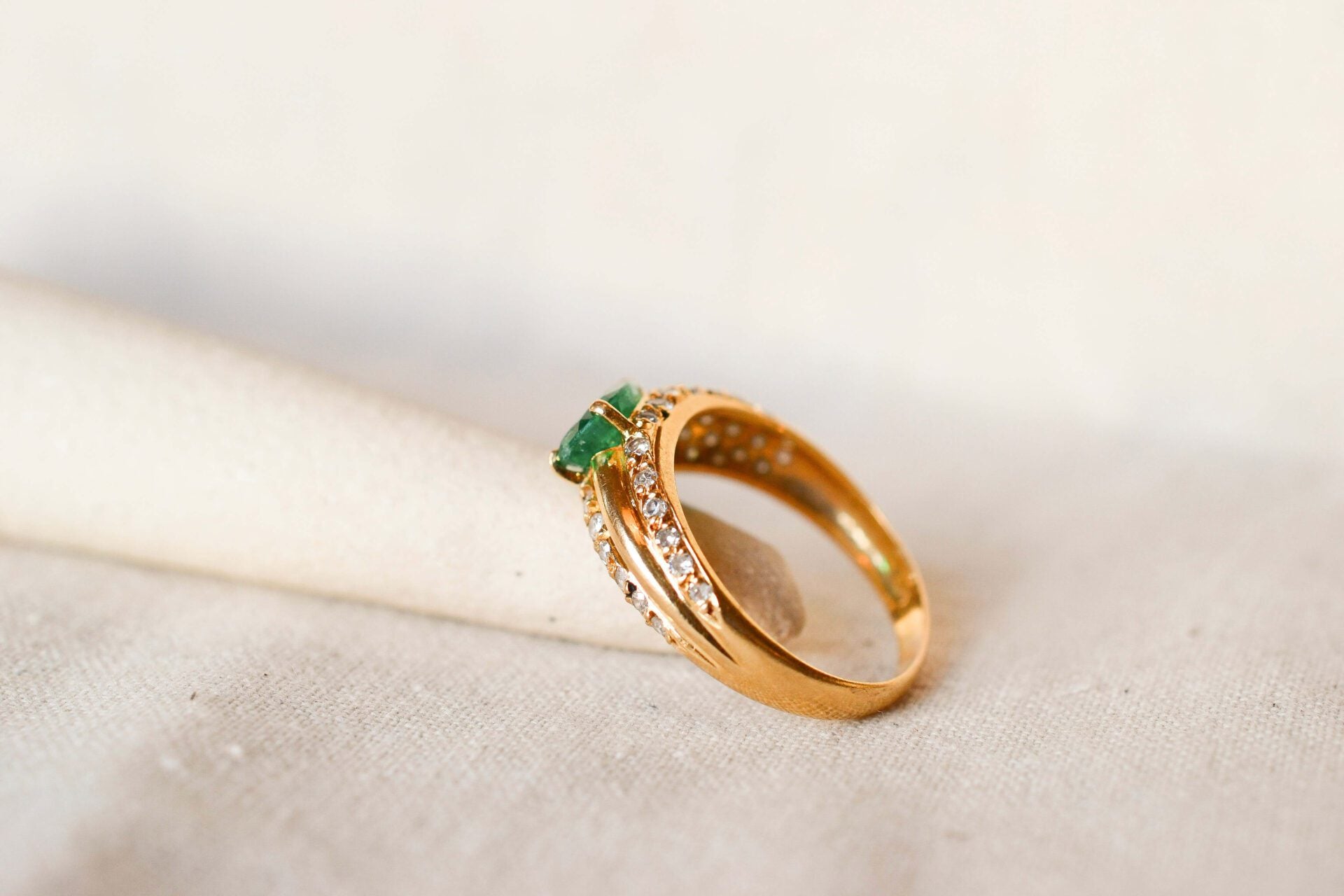 Bague Émeraude poire et Diamants