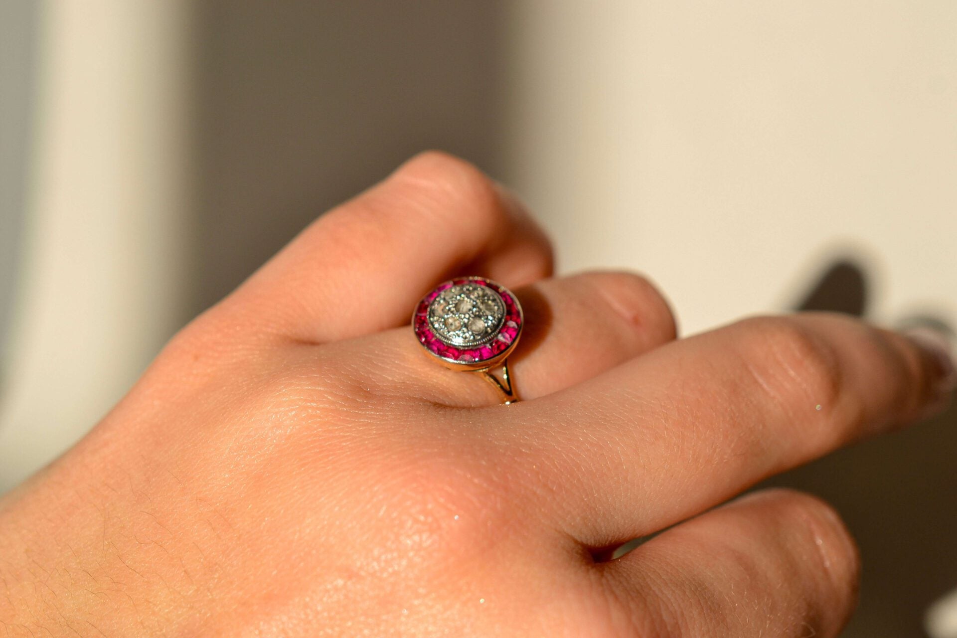 Bague Circulaire Rubis synthétiques et Diamants