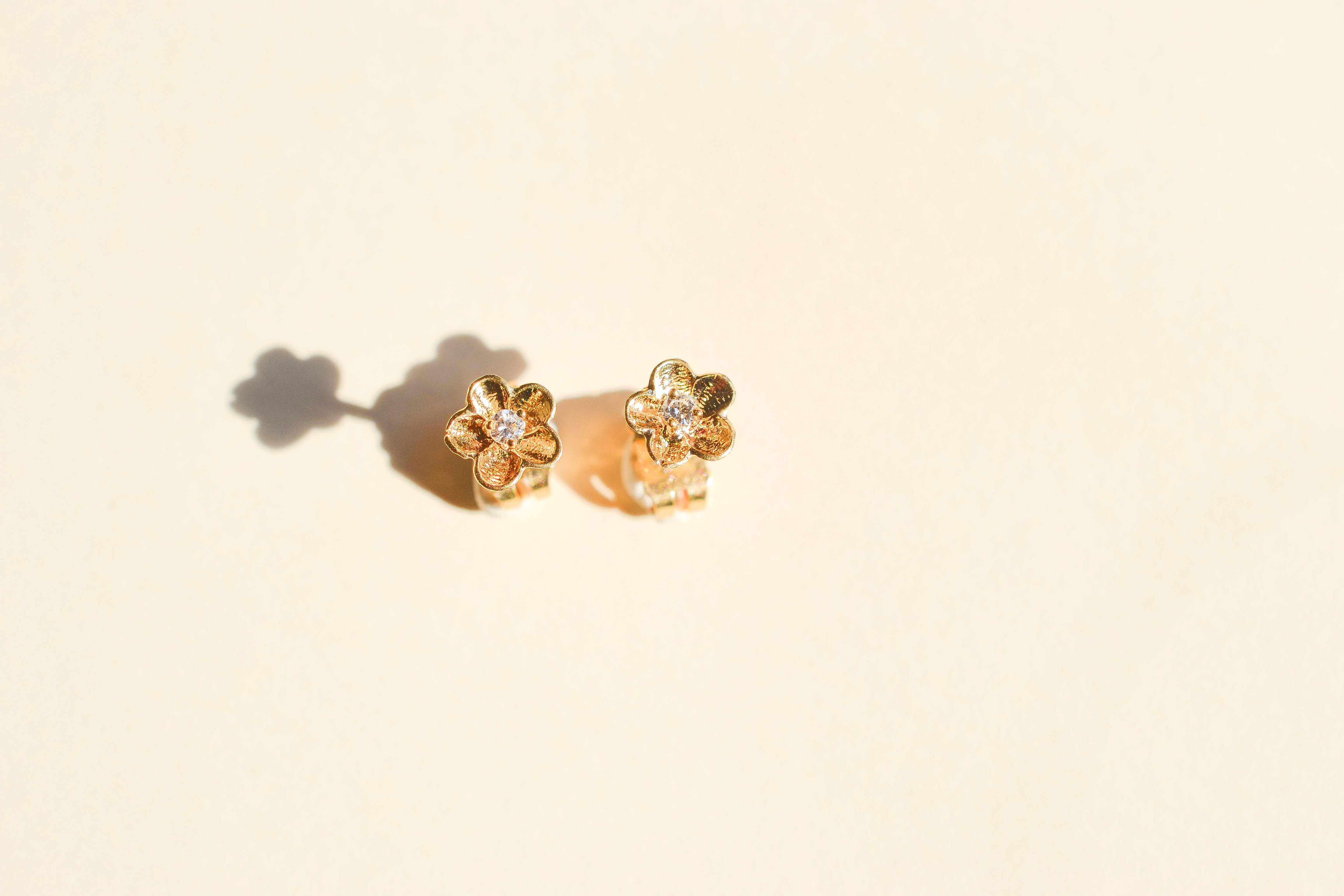 Puces d'oreilles florales diamants