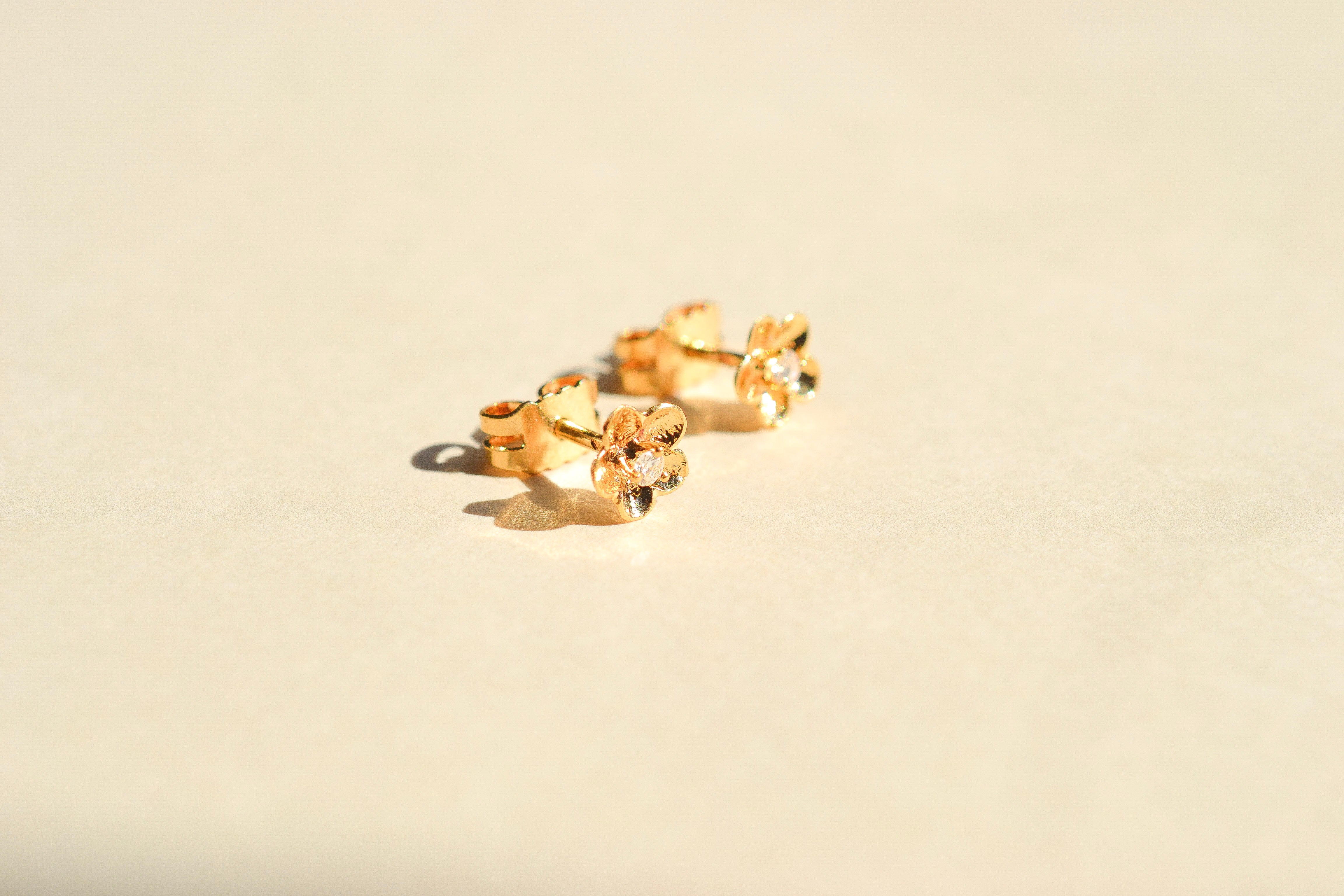 Puces d'oreilles florales diamants