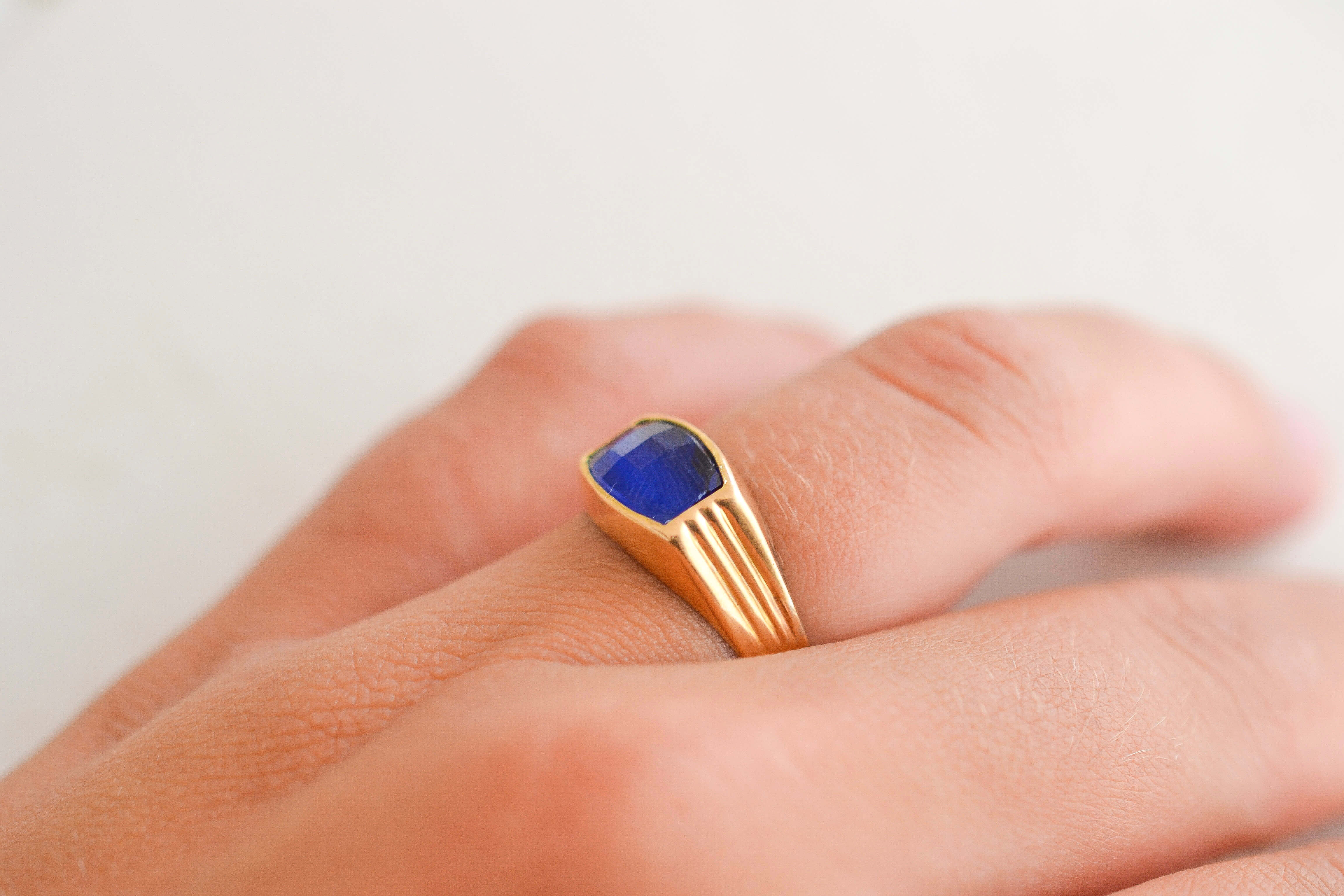 Bague Chevalière pierre bleue facetteé