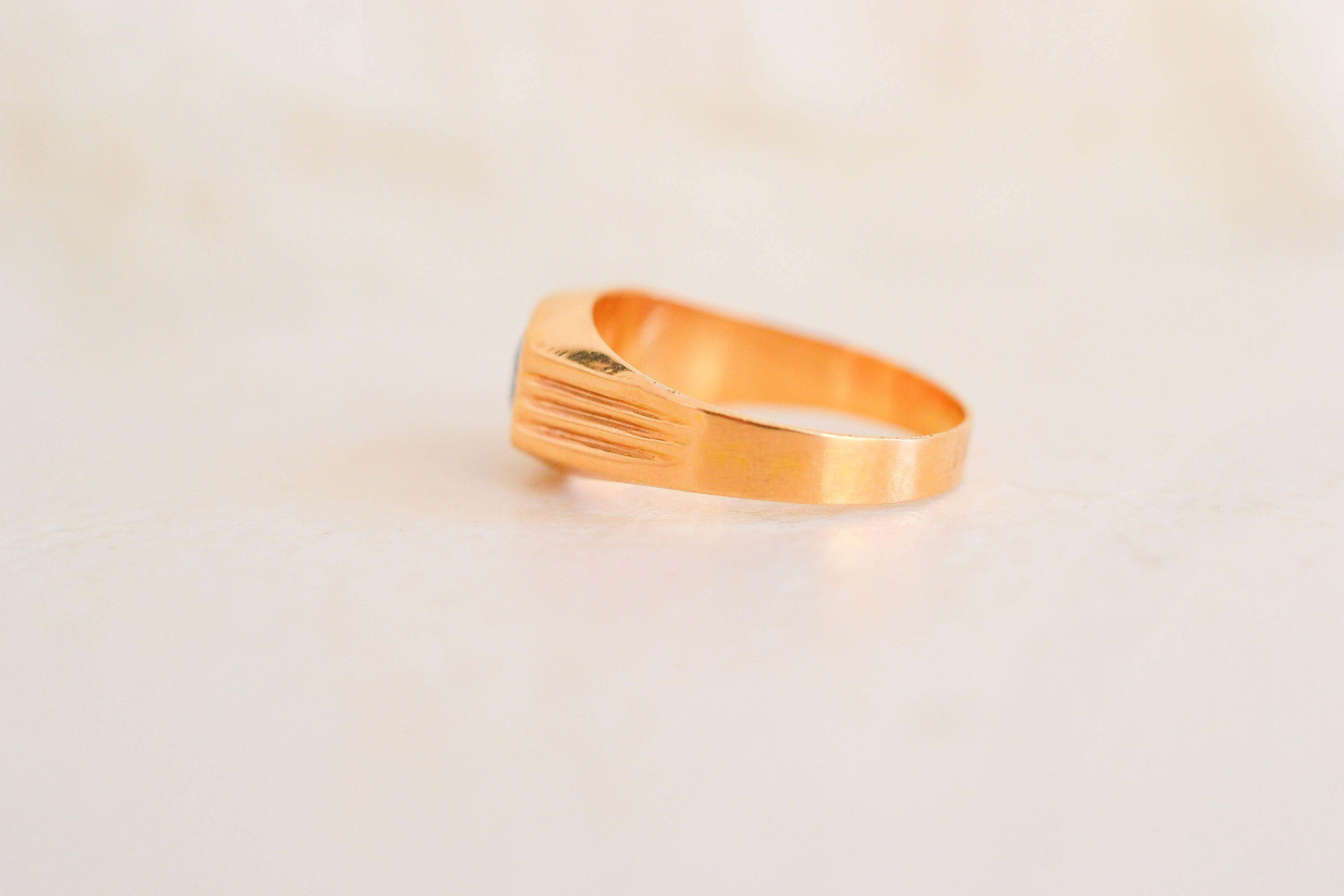 Bague Chevalière pierre bleue facetteé
