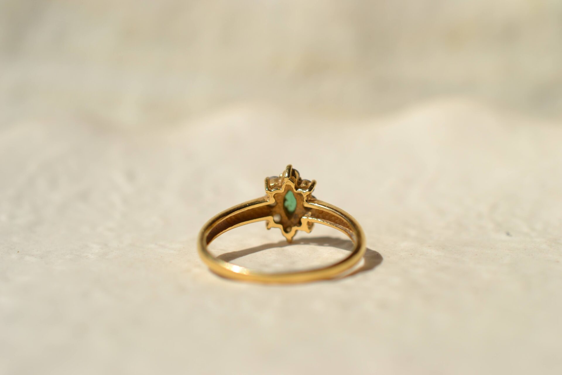 Bague Marguerite Emeraude et Oxydes