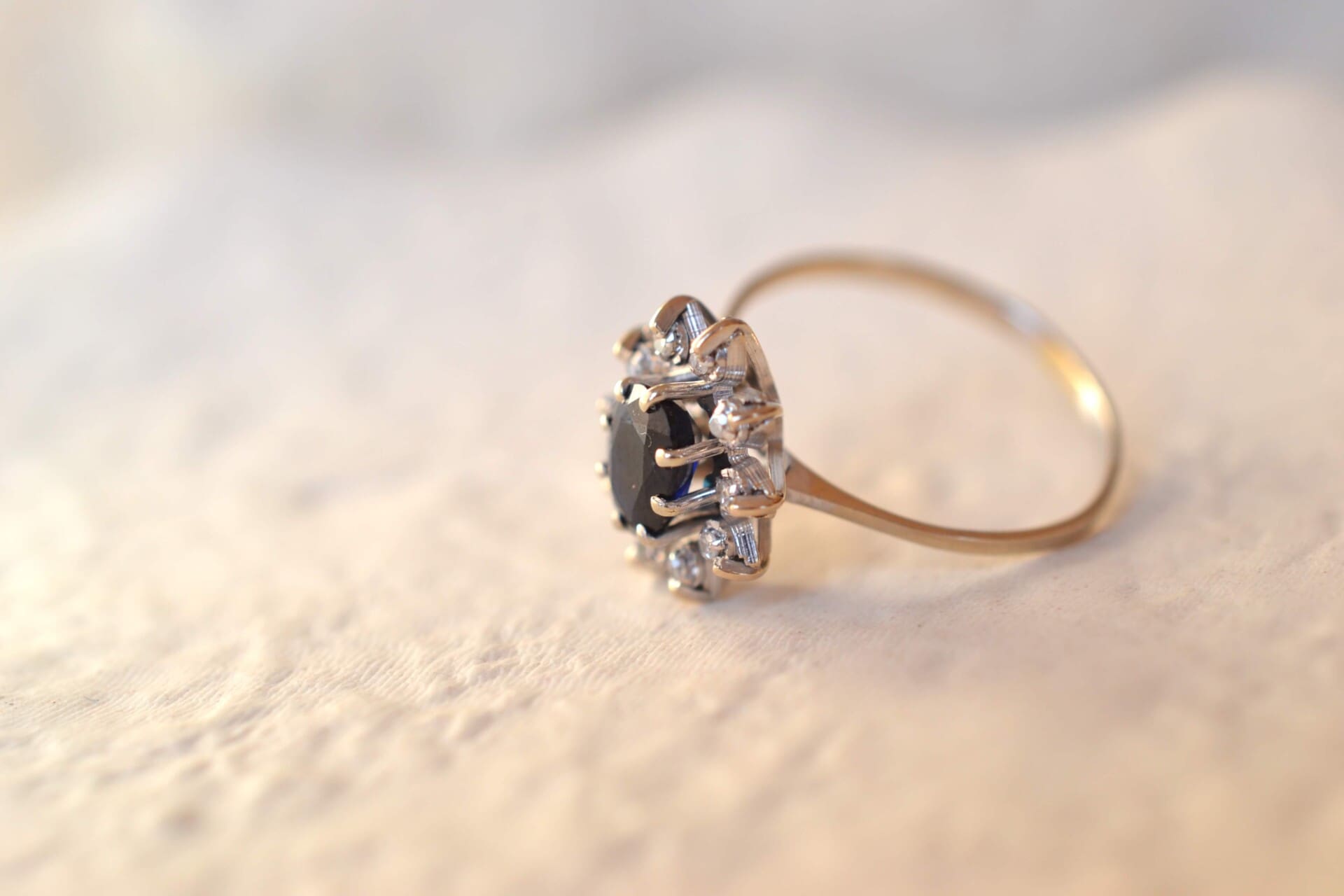 Marguerite Or blanc Diamants et Saphir