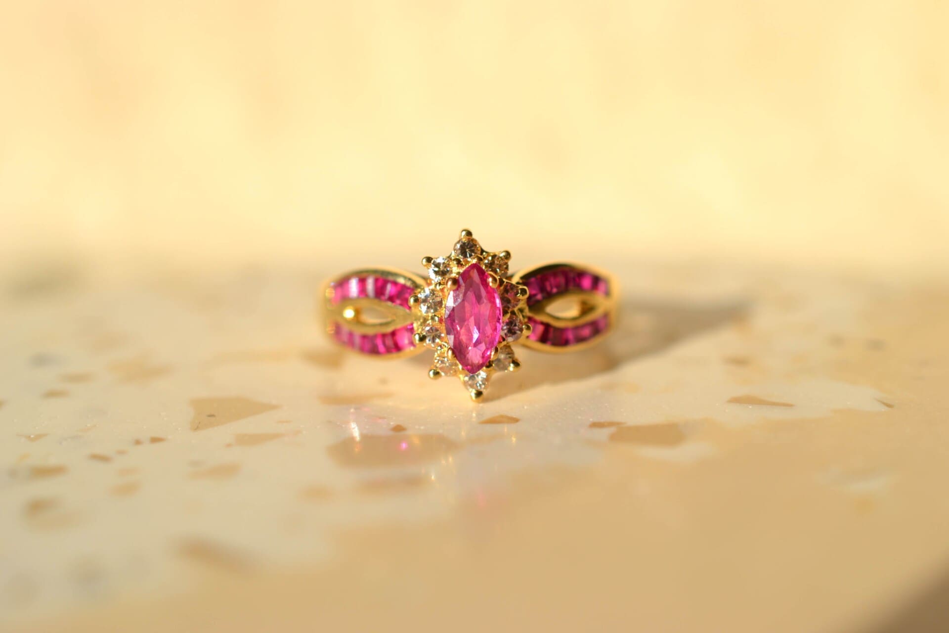 Marguerite Rubis Diamants anneau incrusté