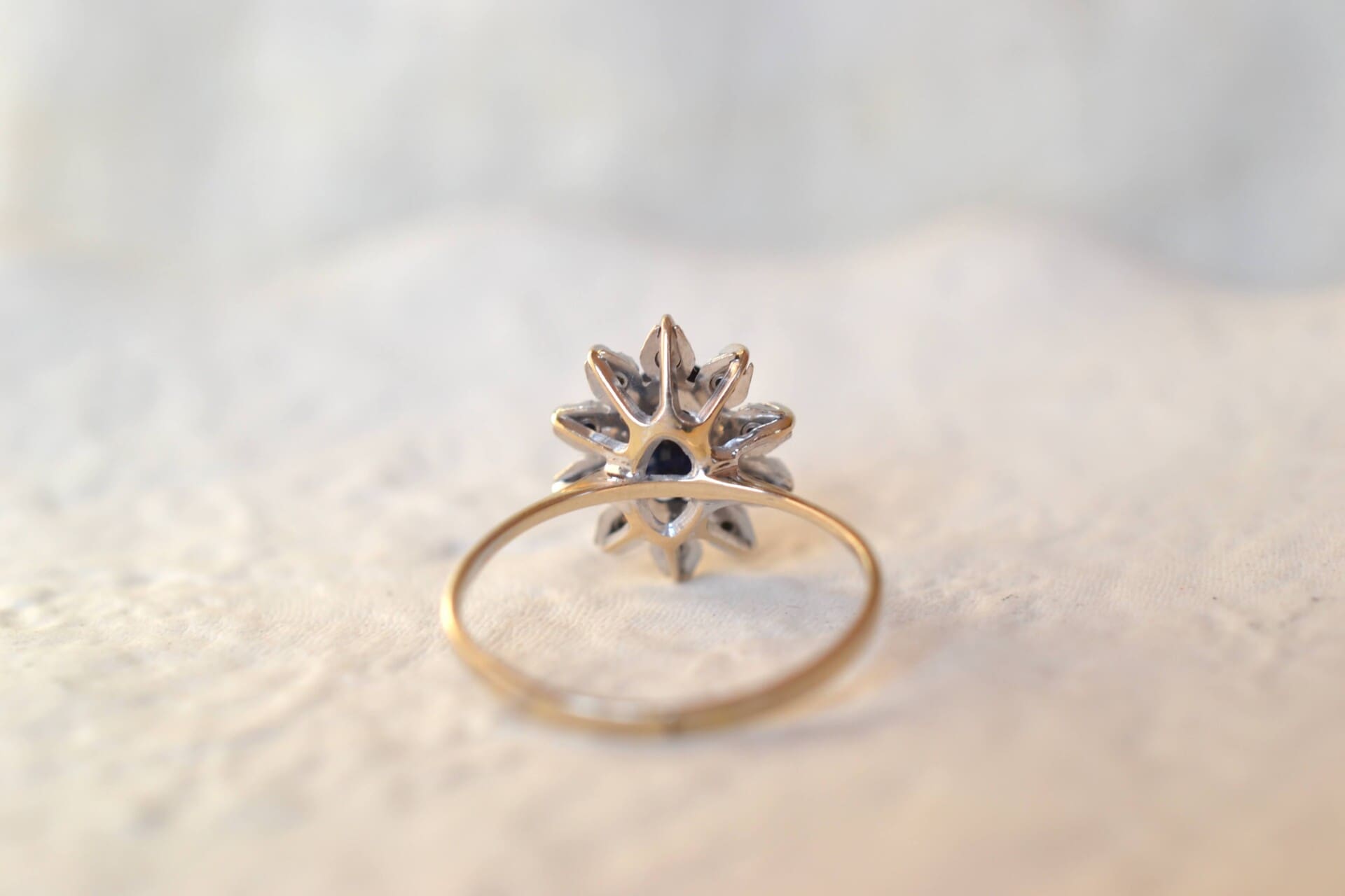 Marguerite Or blanc Diamants et Saphir
