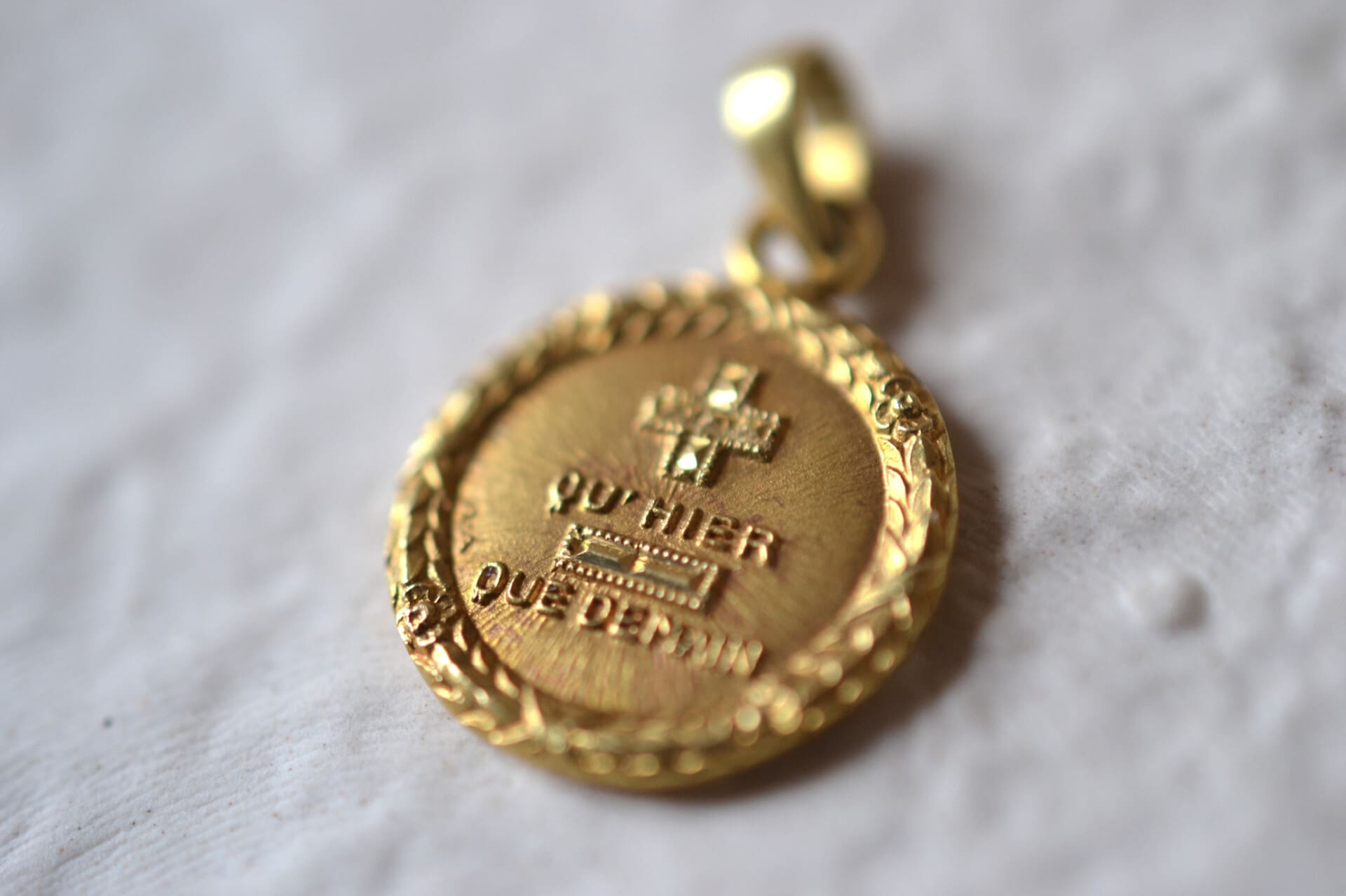 Médaille + qu'hier - que demain