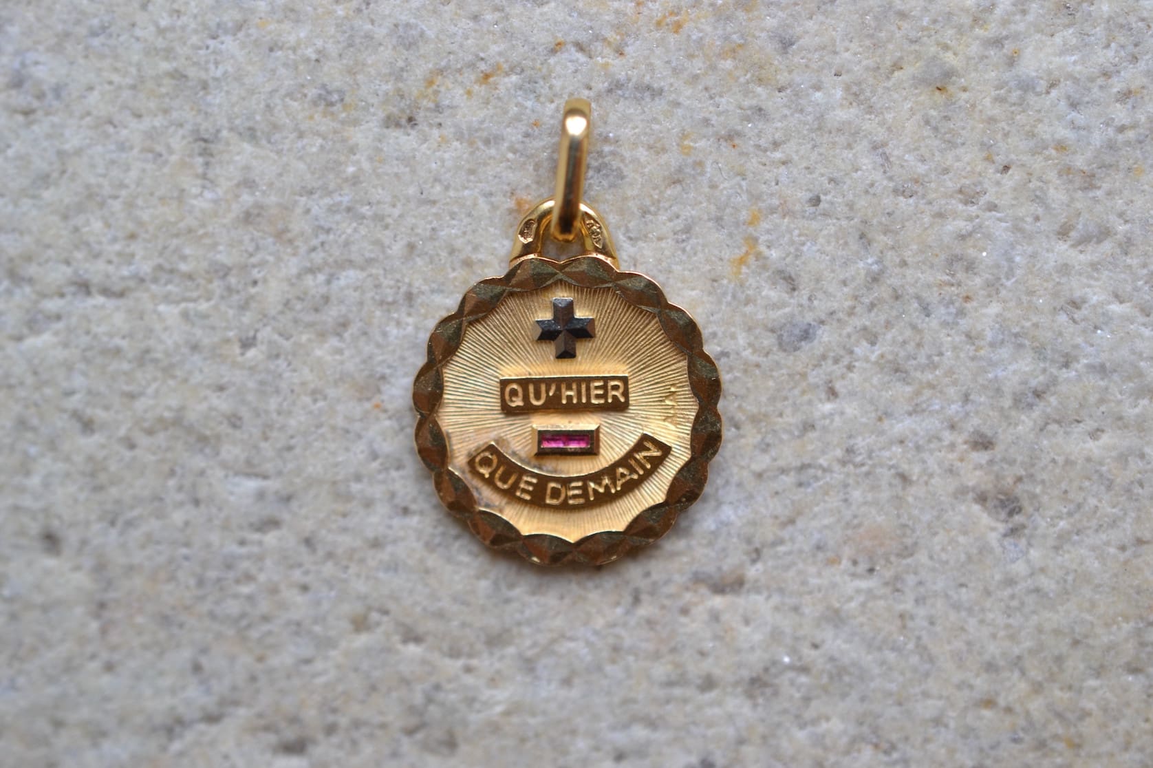 Médaille + qu'hier - que demain décor facetté