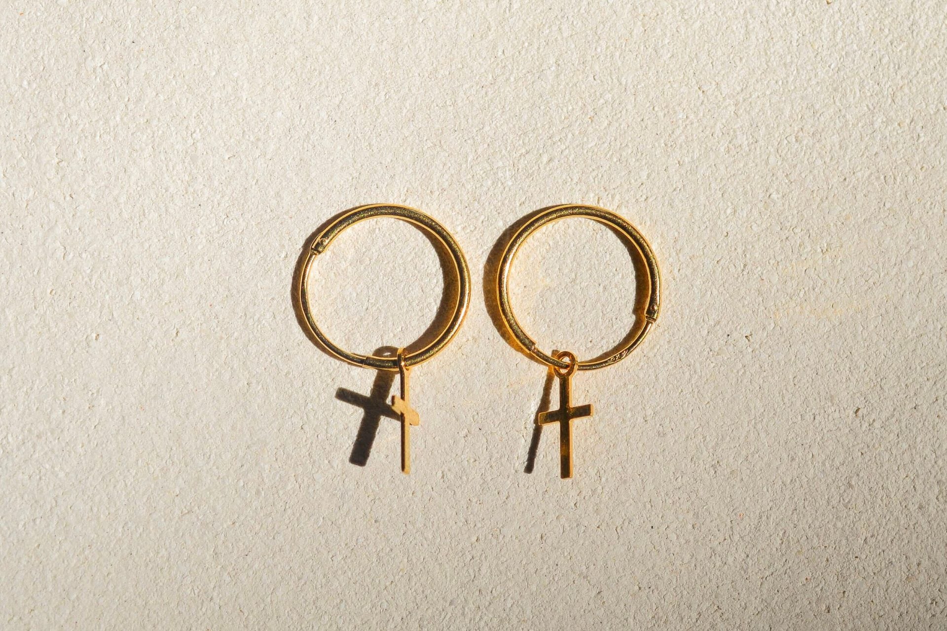 Paire de mini créoles croix