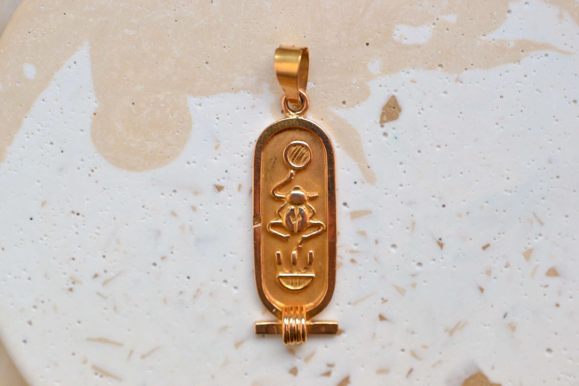 Pendentif ancien hiéroglyphes