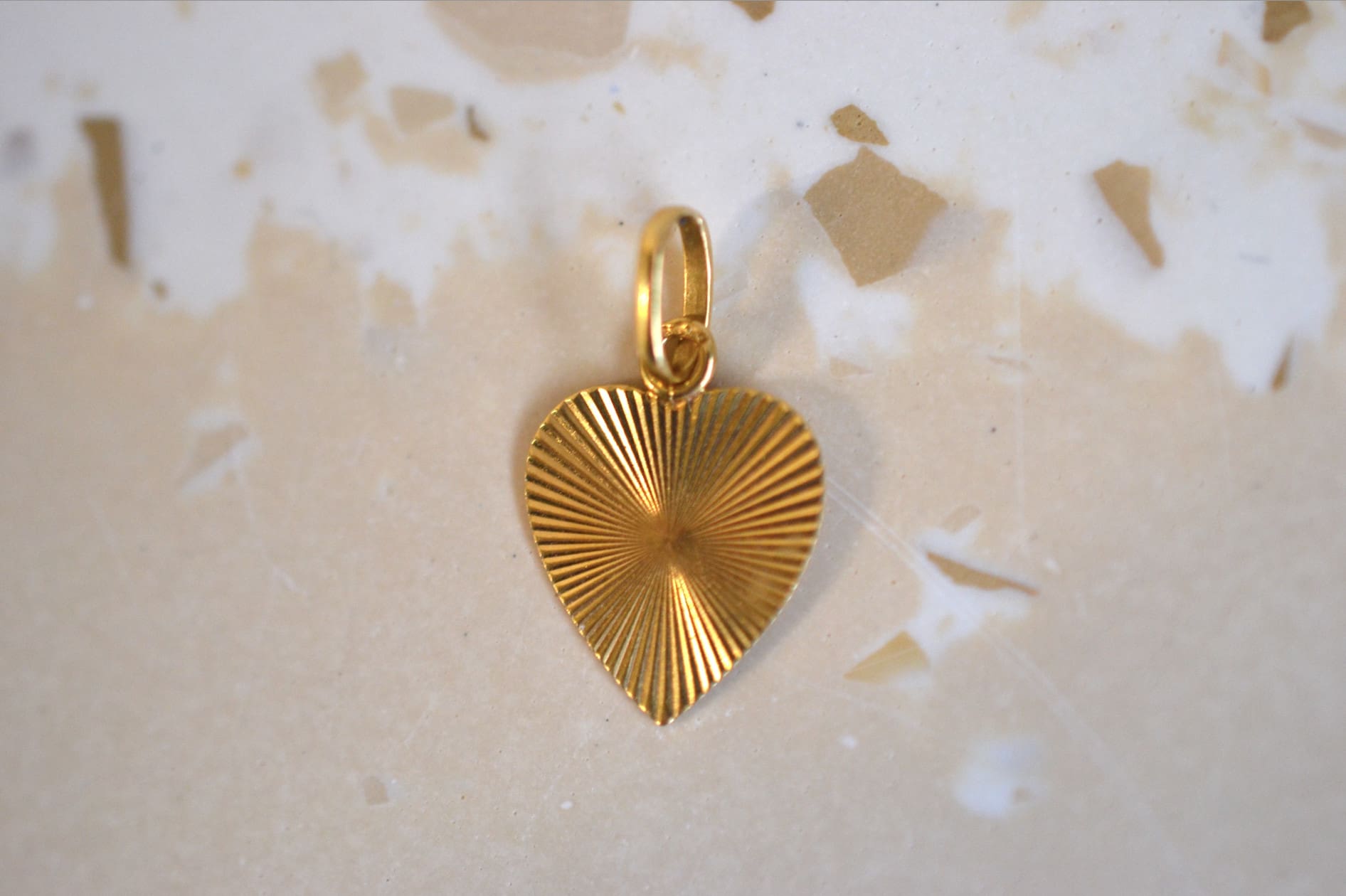 Pendentif coeur strié