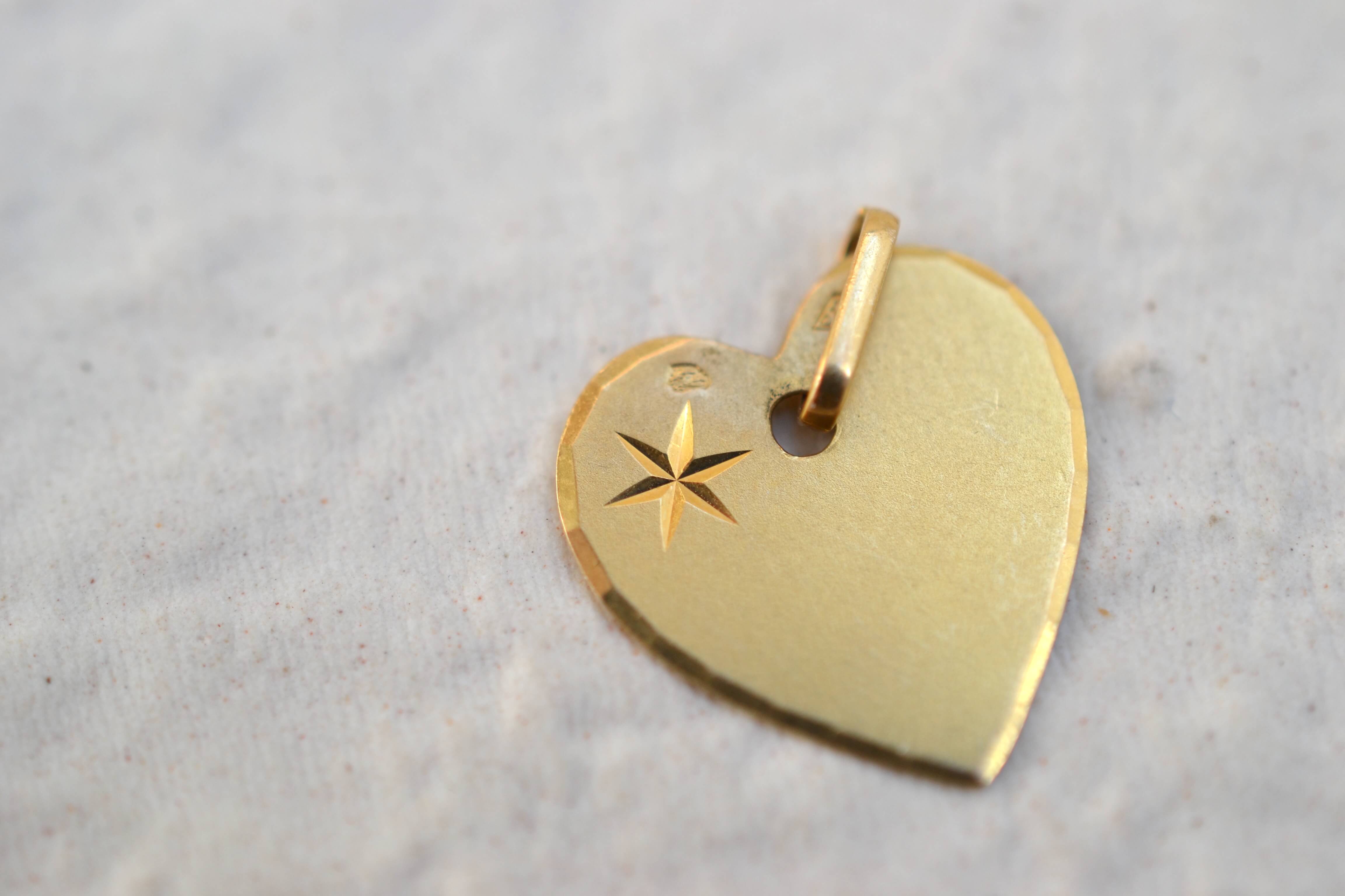 Pendentif coeur gravé étoile
