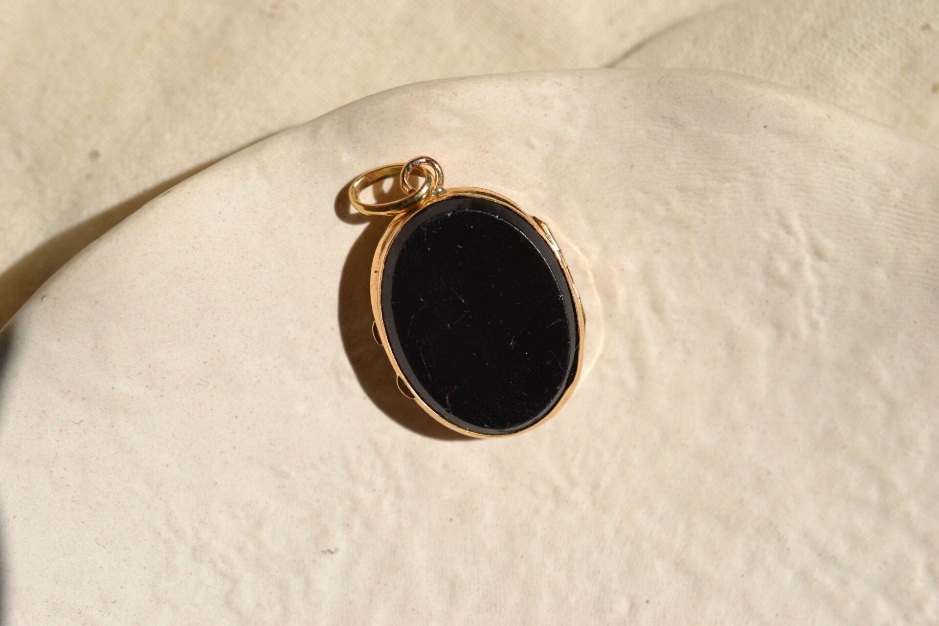 Pendentif ouvrant Onyx gravé