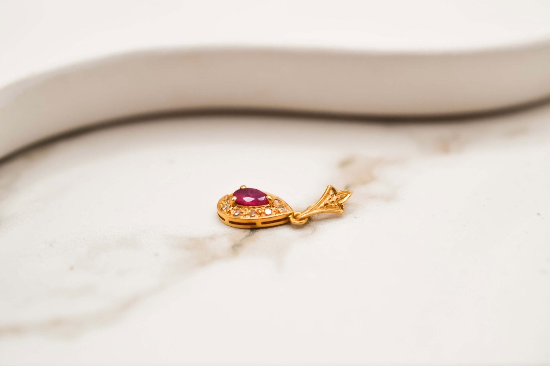 Pendentif fleur de lys Rubis