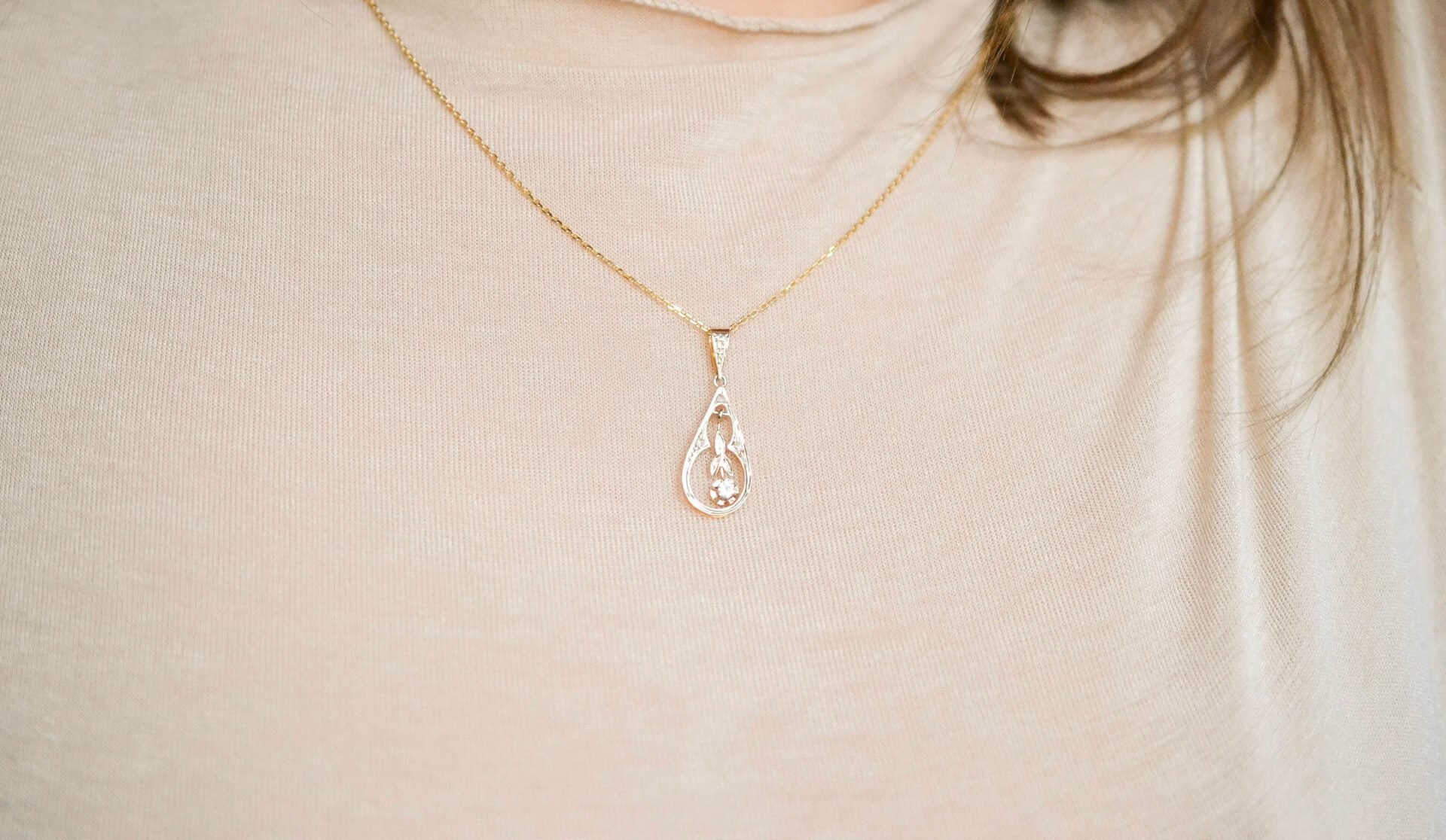 Pendentif style Art Nouveau goutte