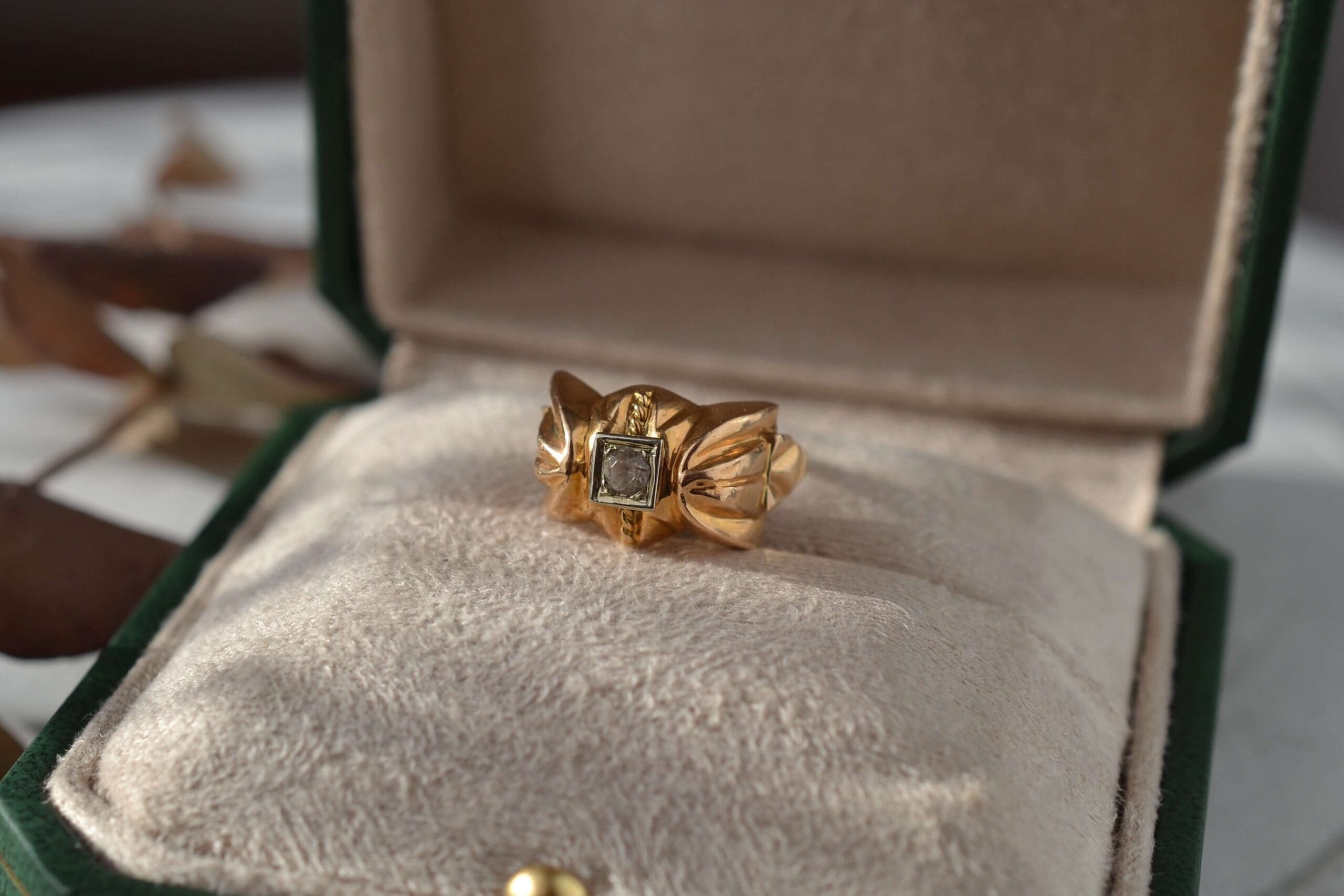 Bague Tank : un bijou ancien marqué par l'histoire