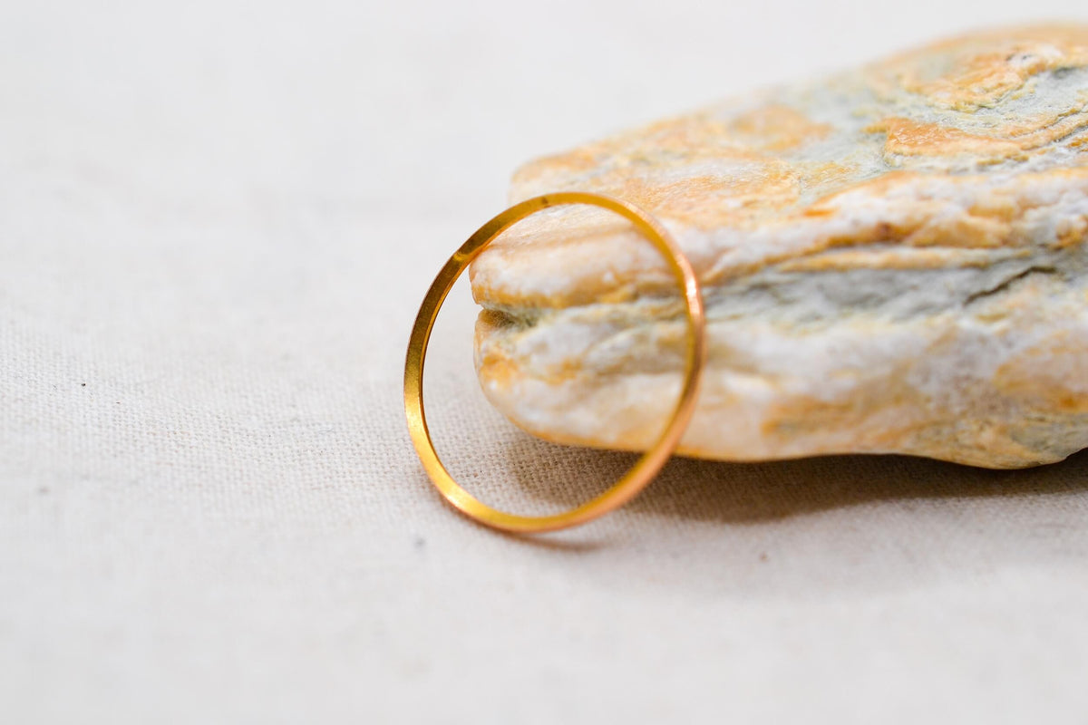 Alliance-biseautee-en-Or-jaune-18-carats-alliance-femme