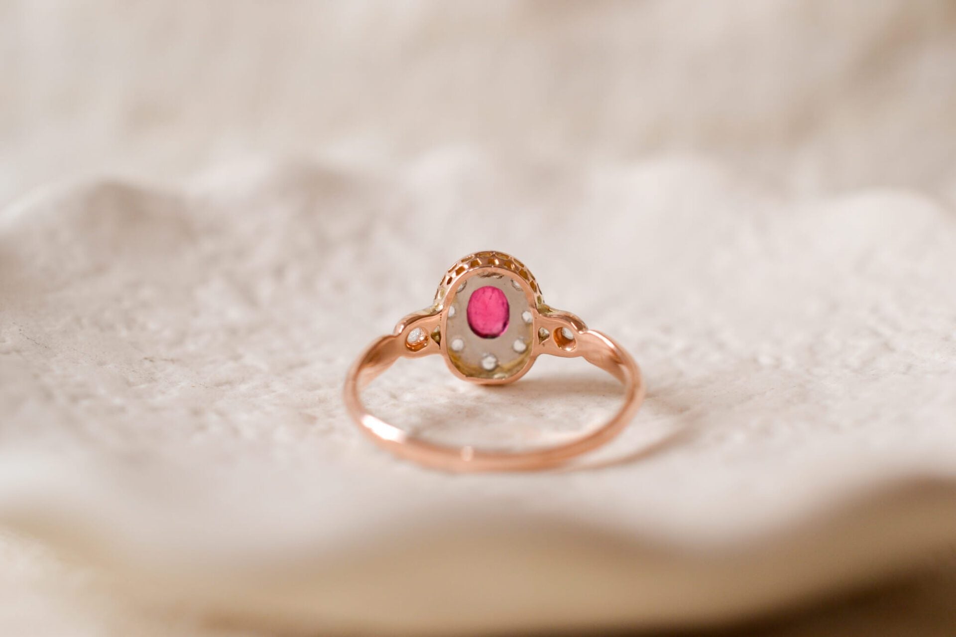 Bague pierre rouge entourage Diamants