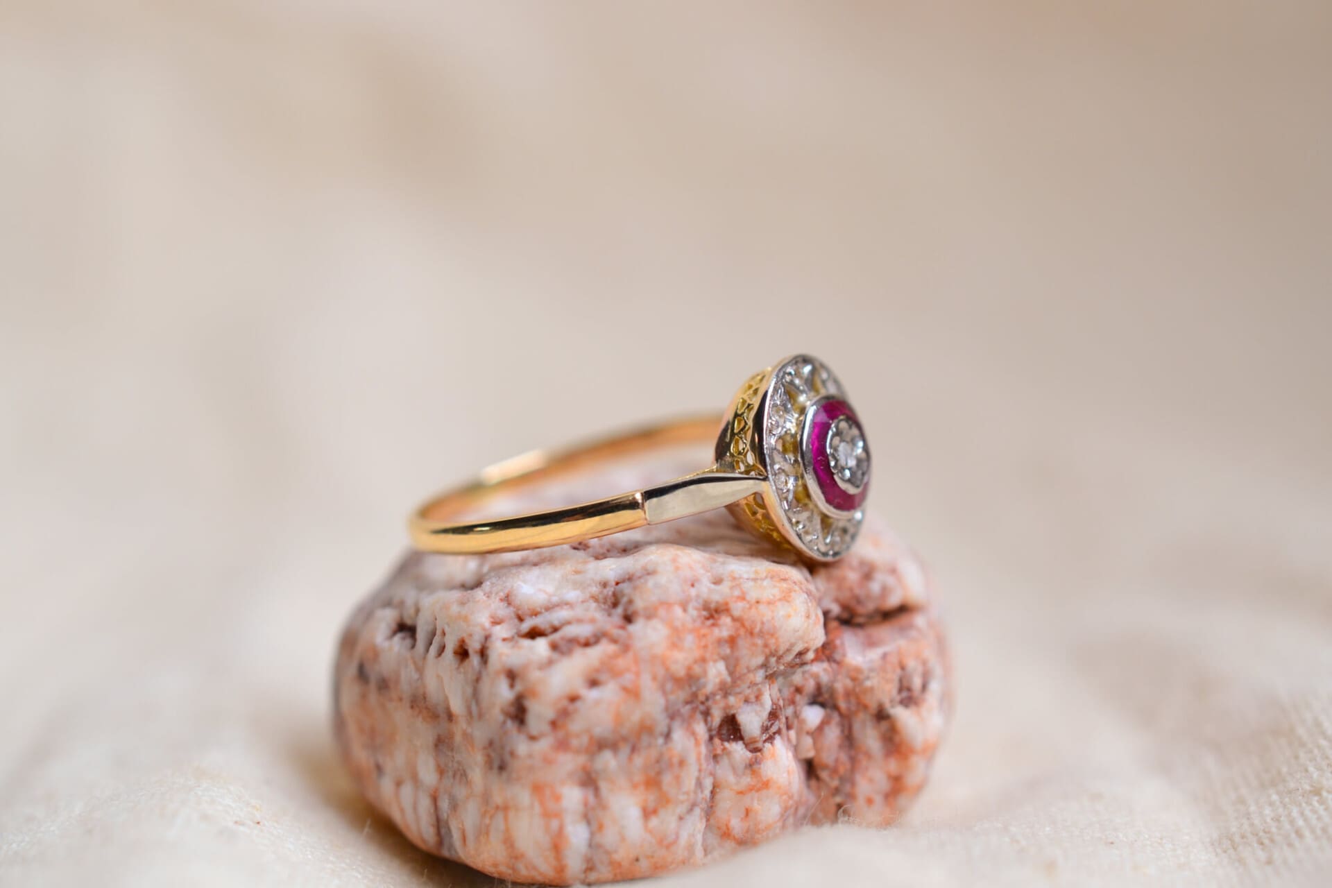 Bague circulaire Art Déco Rubis et Diamants