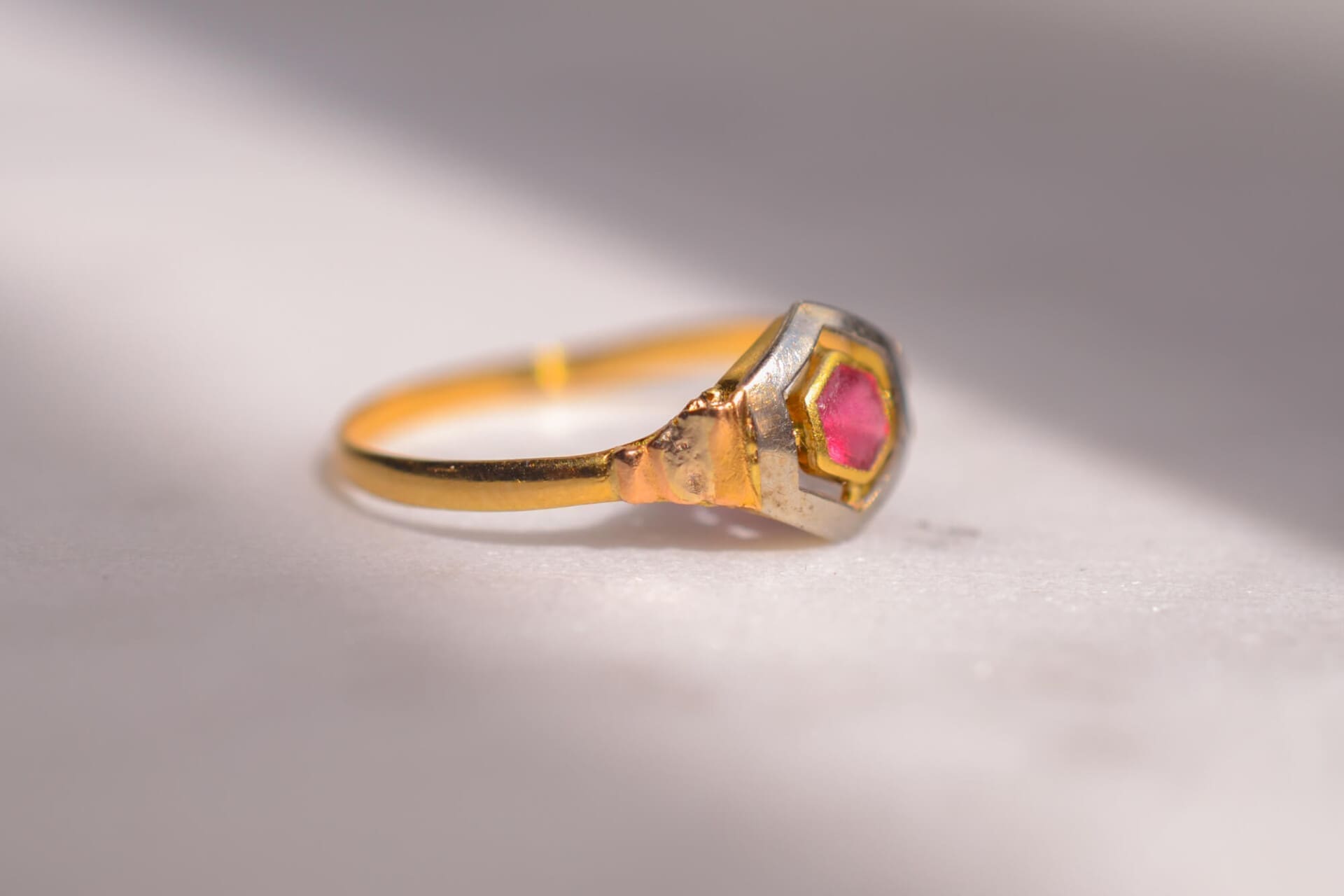 Bague Art Déco 2 Ors pierre rouge