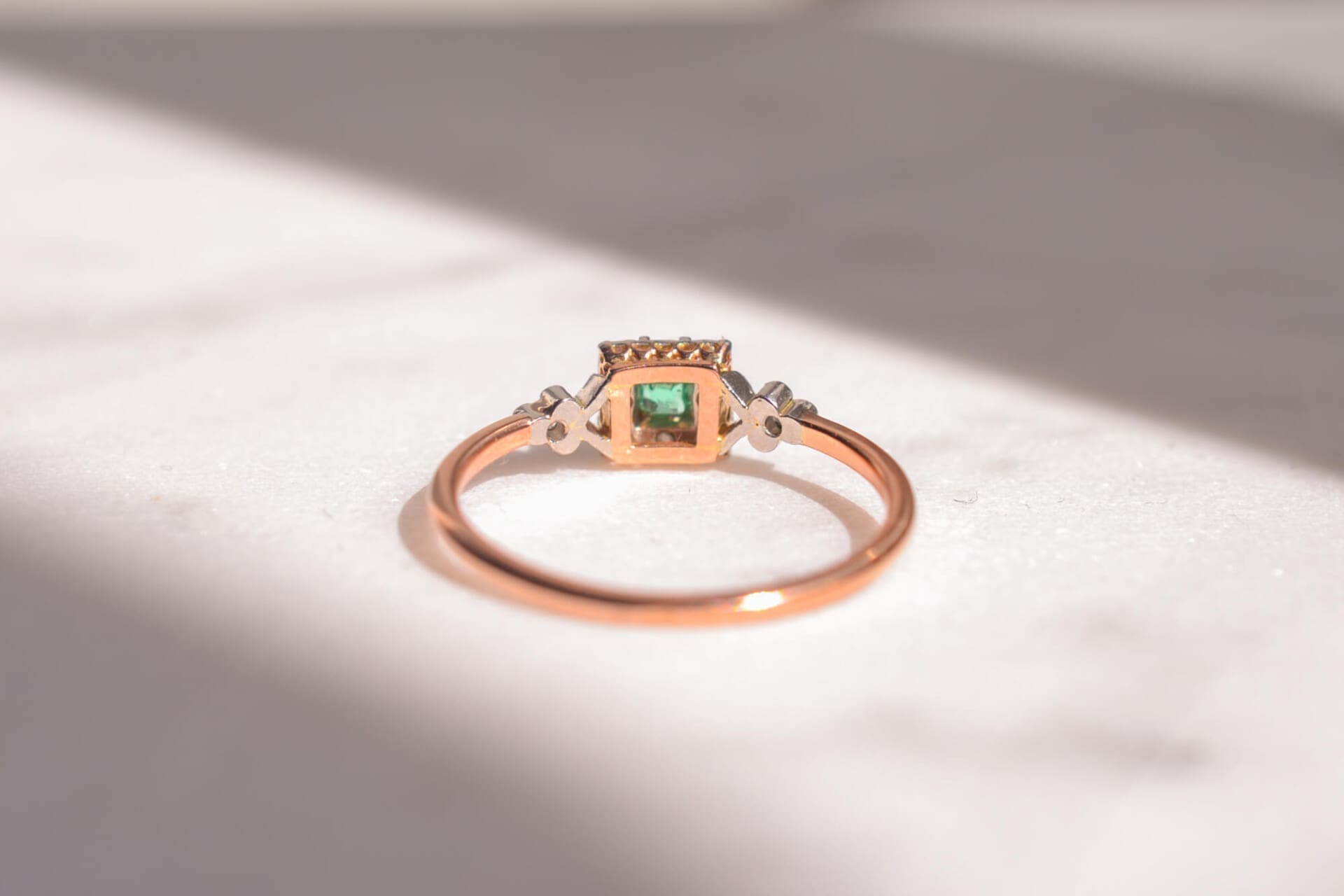 Bague Art Déco Émeraude et Diamants