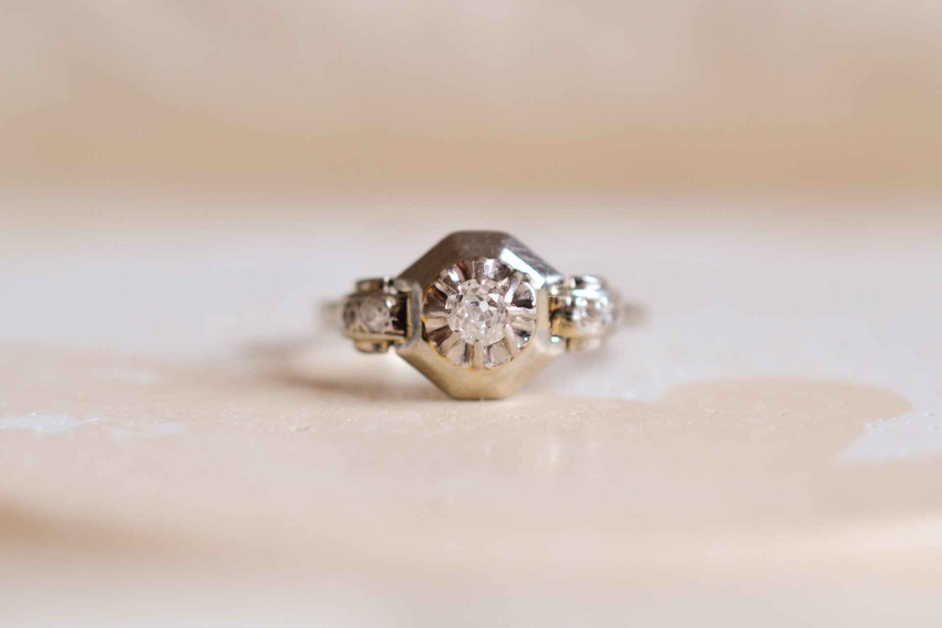 Bague Art Déco Diamant épaulé Oxydes