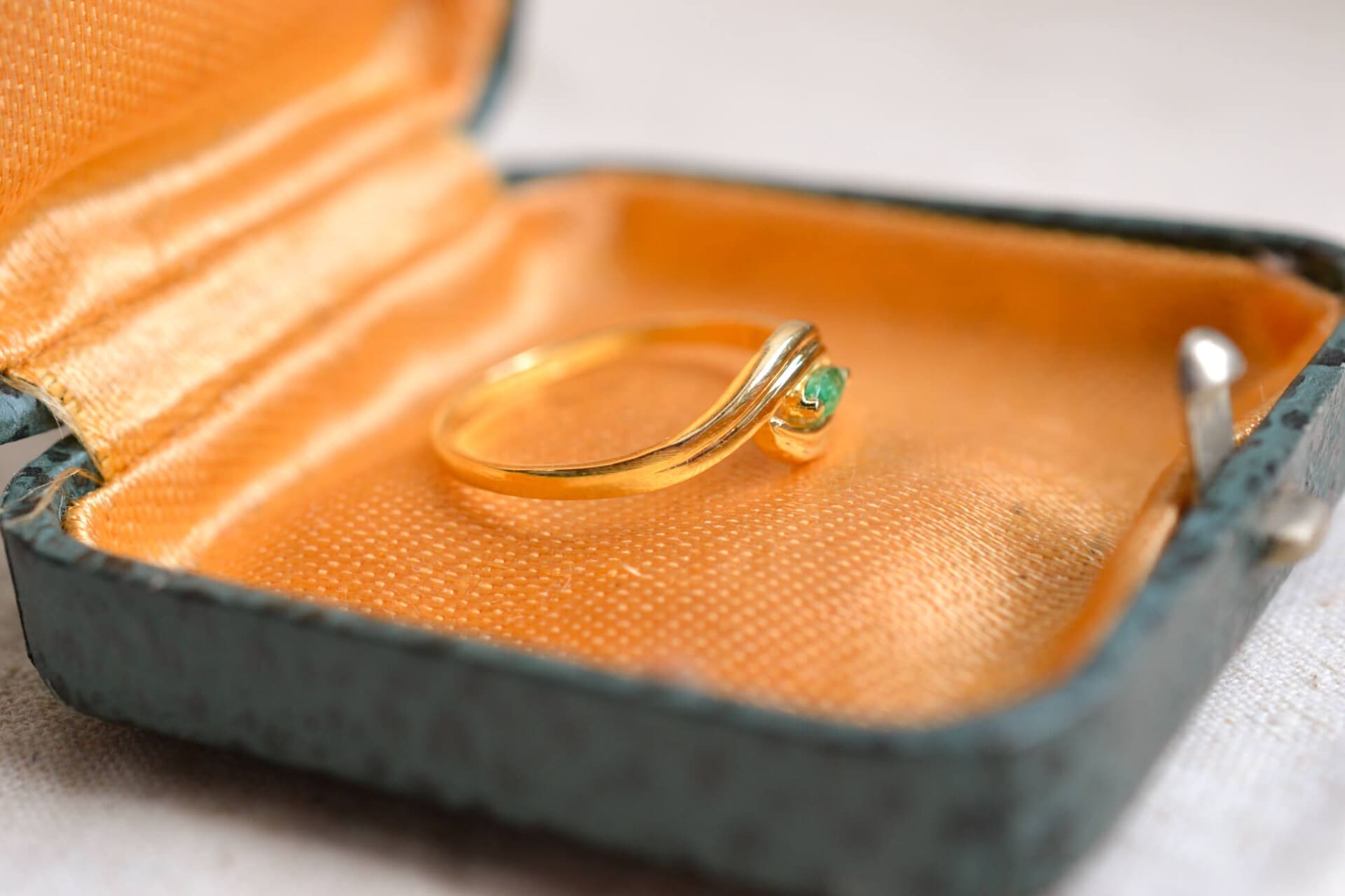 Bague Émeraude motif volute