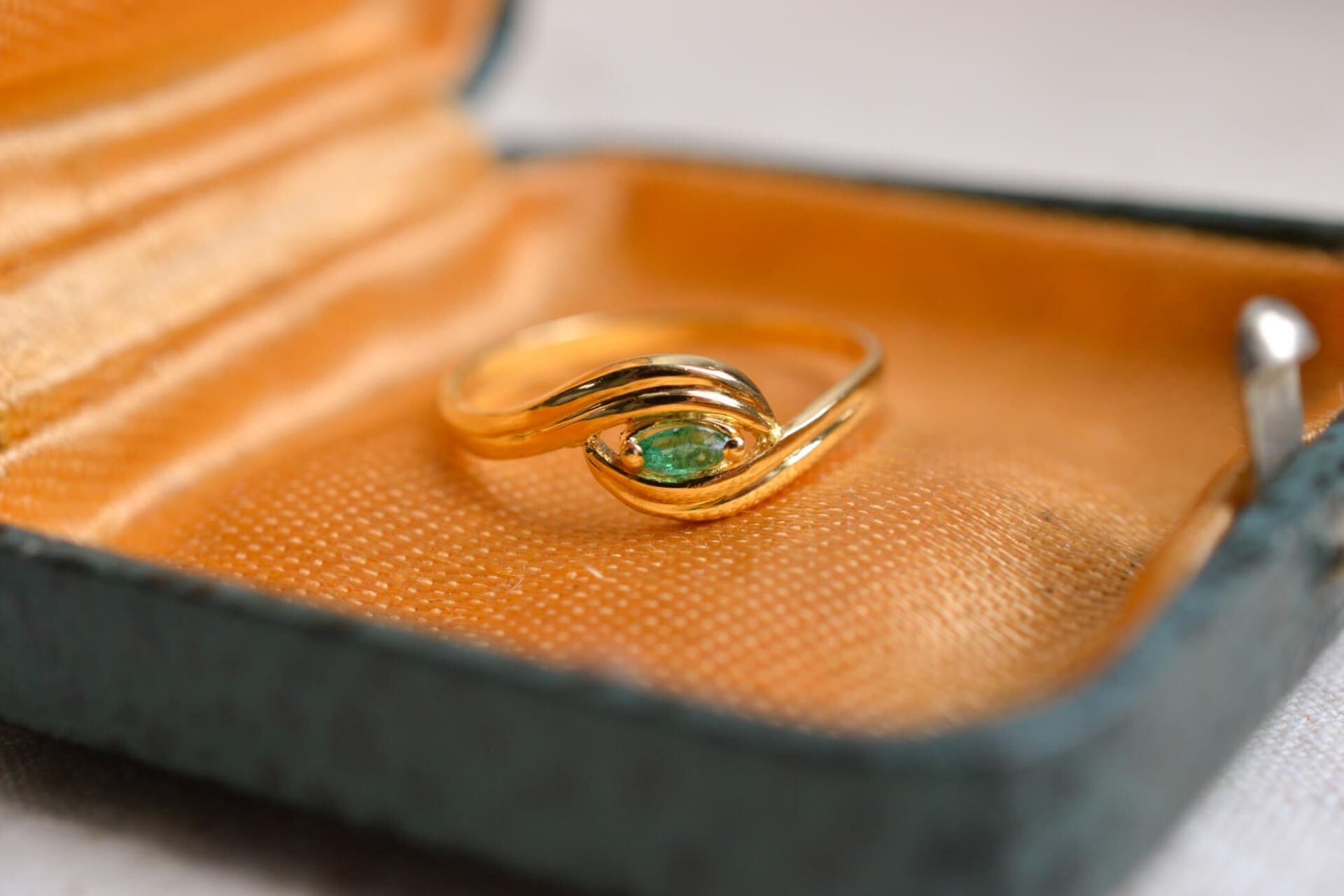 Bague Émeraude motif volute