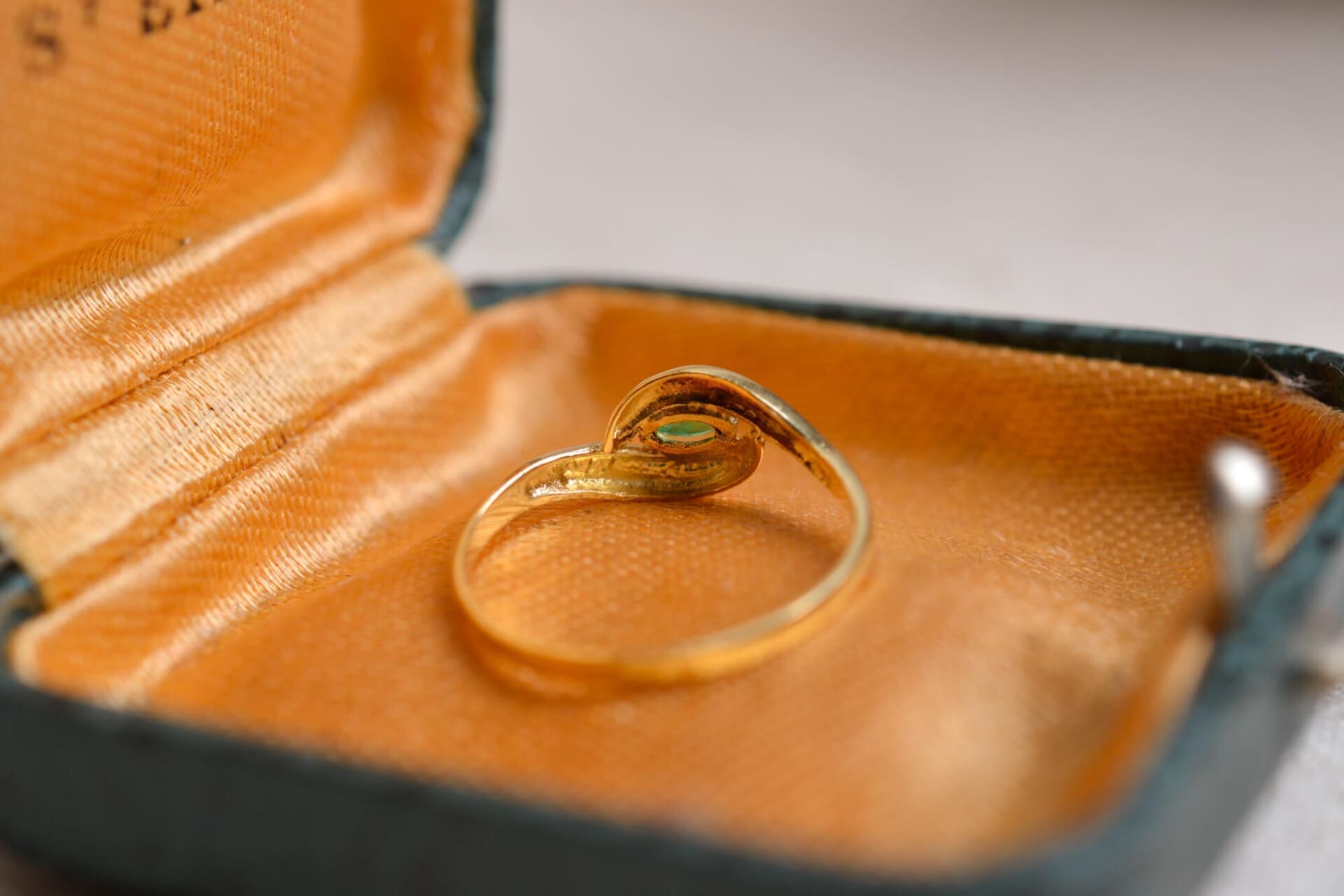 Bague Émeraude motif volute