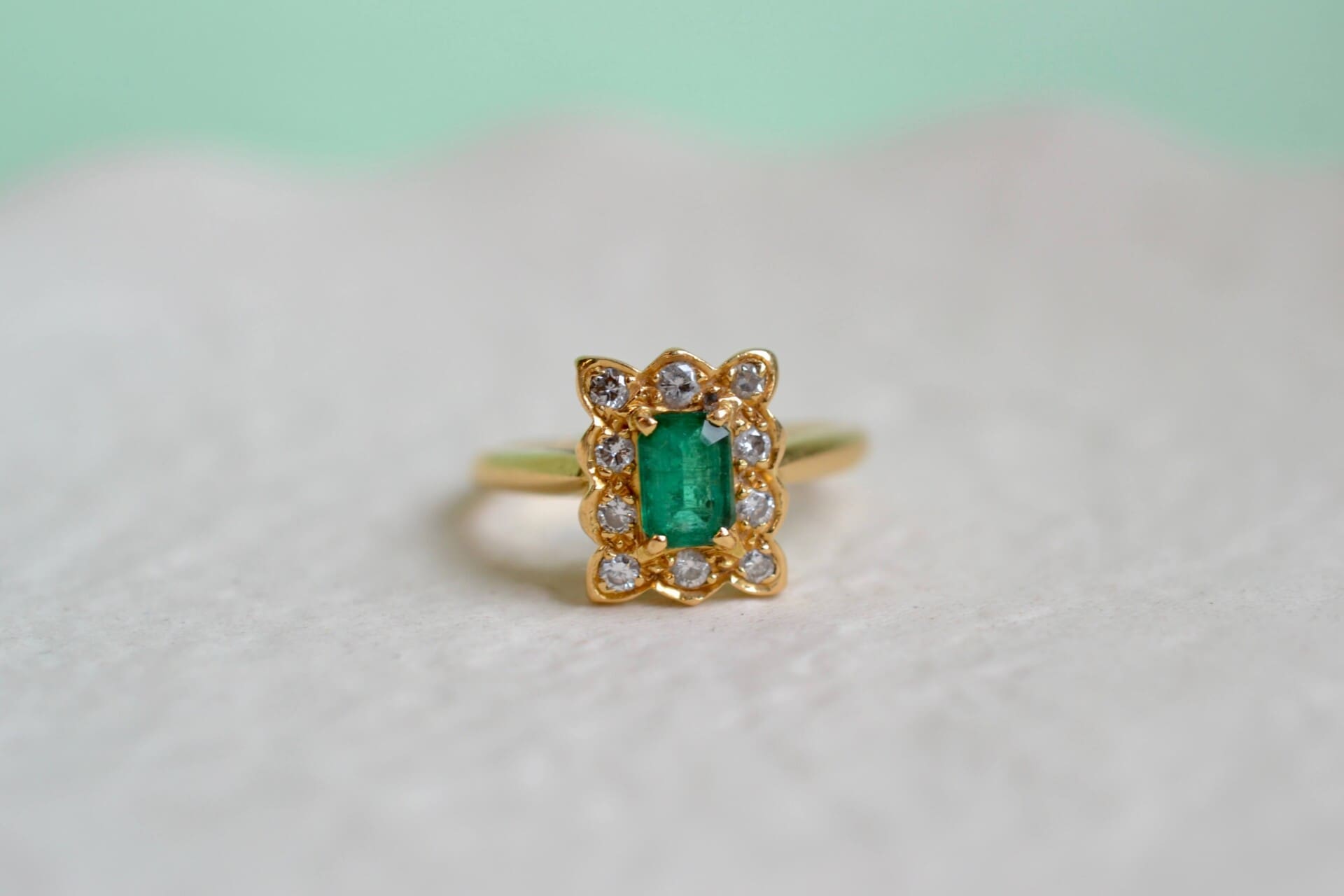 Bague Marguerite rectangulaire Émeraude et Diamants