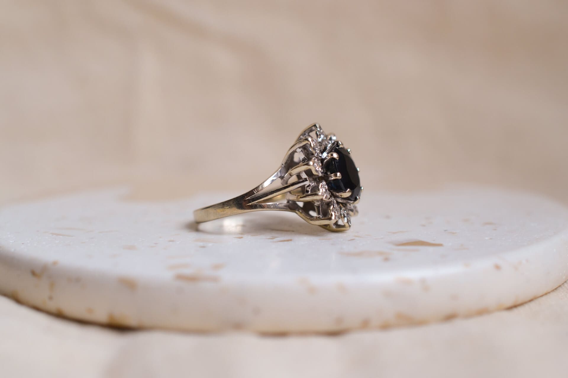 Marguerite Or blanc Saphir et Diamants