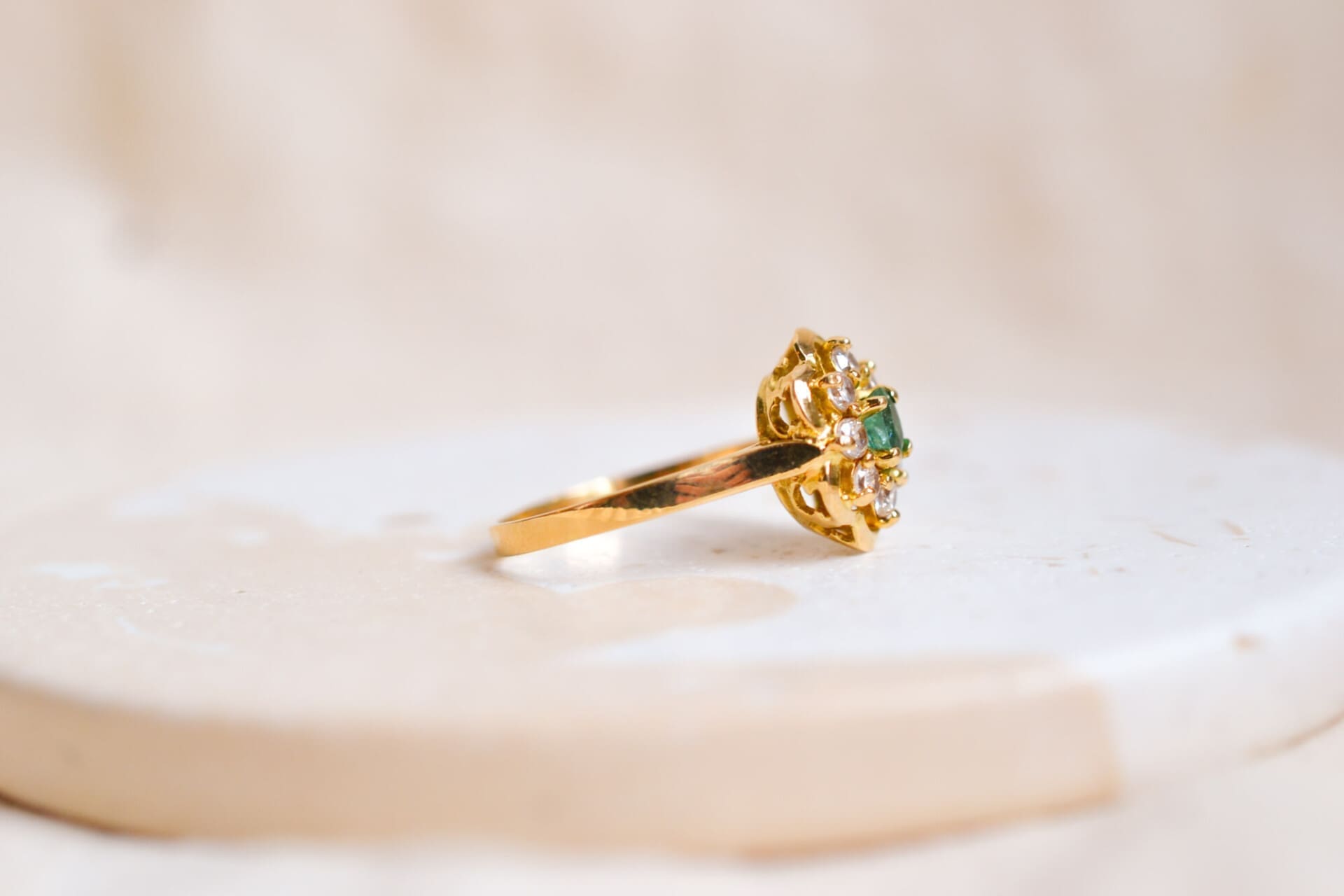 Bague Marguerite Émeraude et pierres blanches
