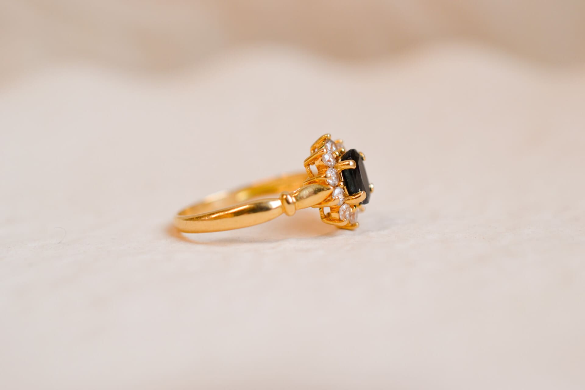 Bague Marguerite doublet Saphir et Oxydes