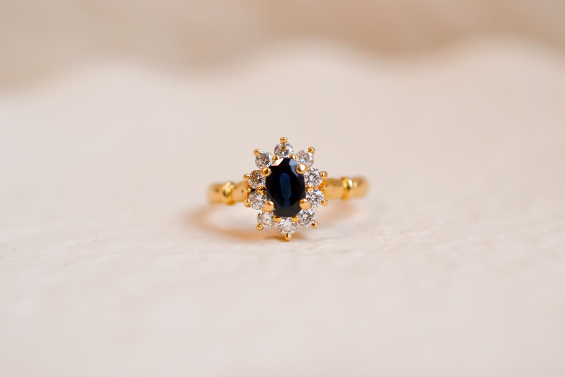 Bague Marguerite doublet Saphir et Oxydes