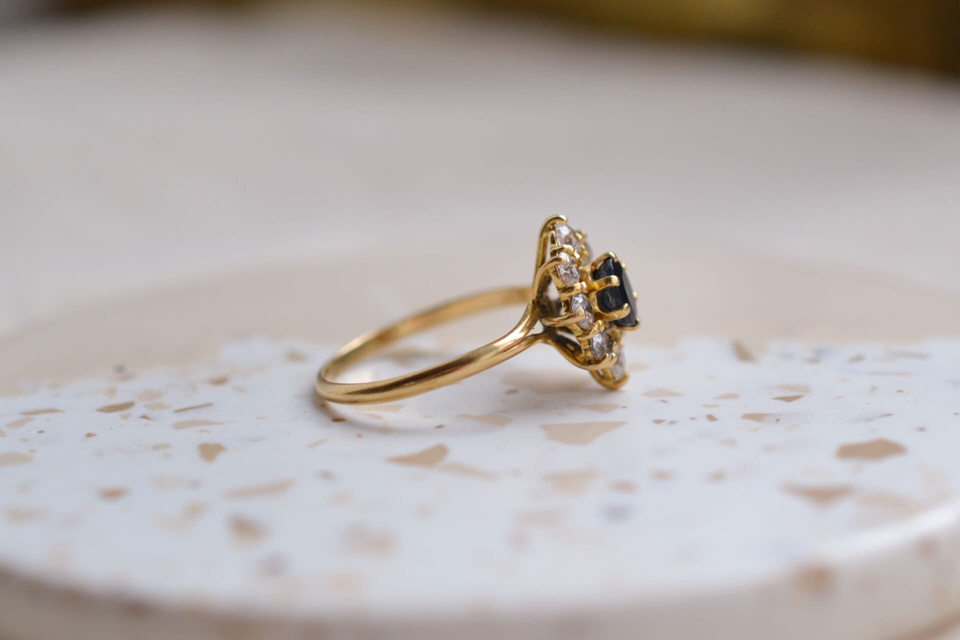 Bague Marguerite ovale Saphir et Oxydes