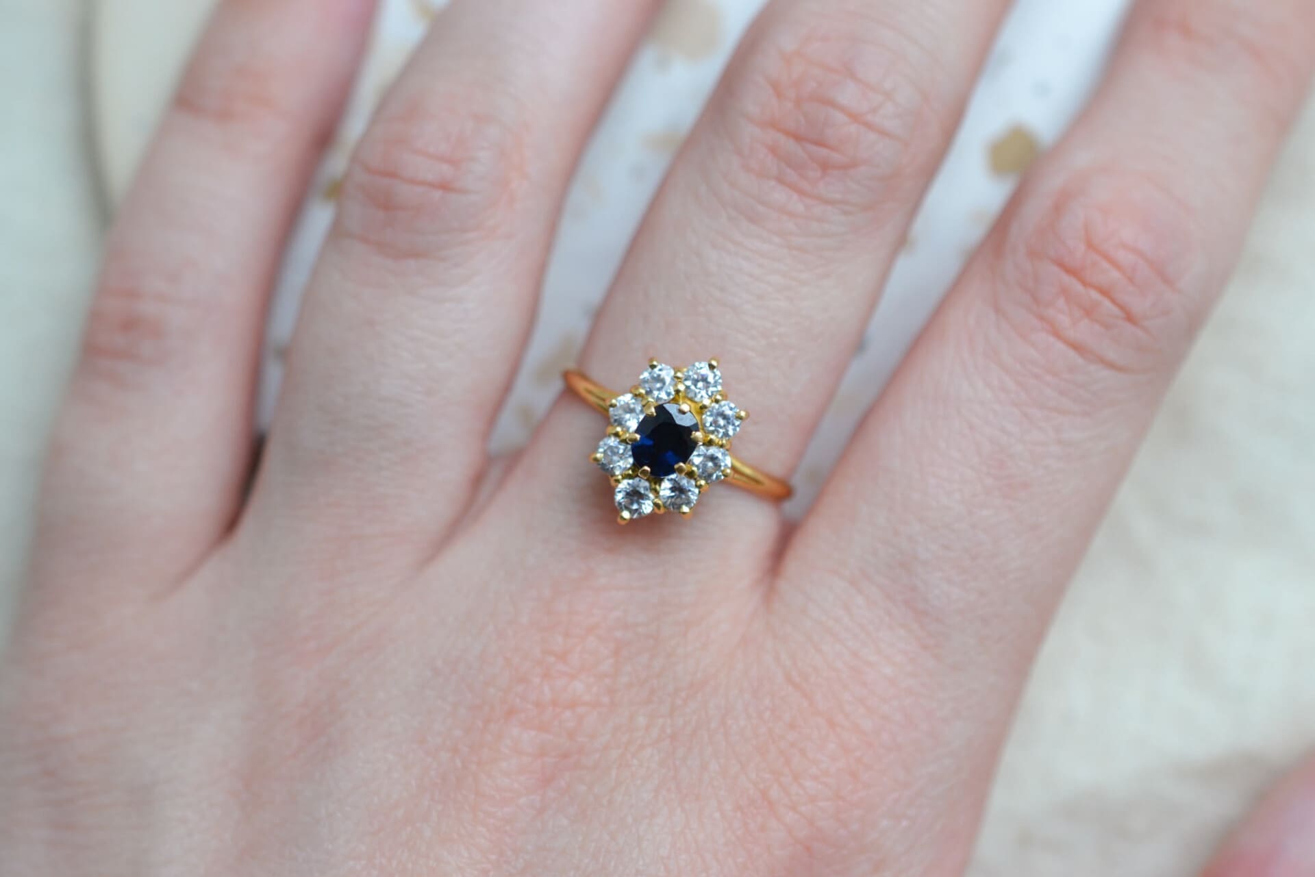 Bague Marguerite ovale Saphir et Oxydes