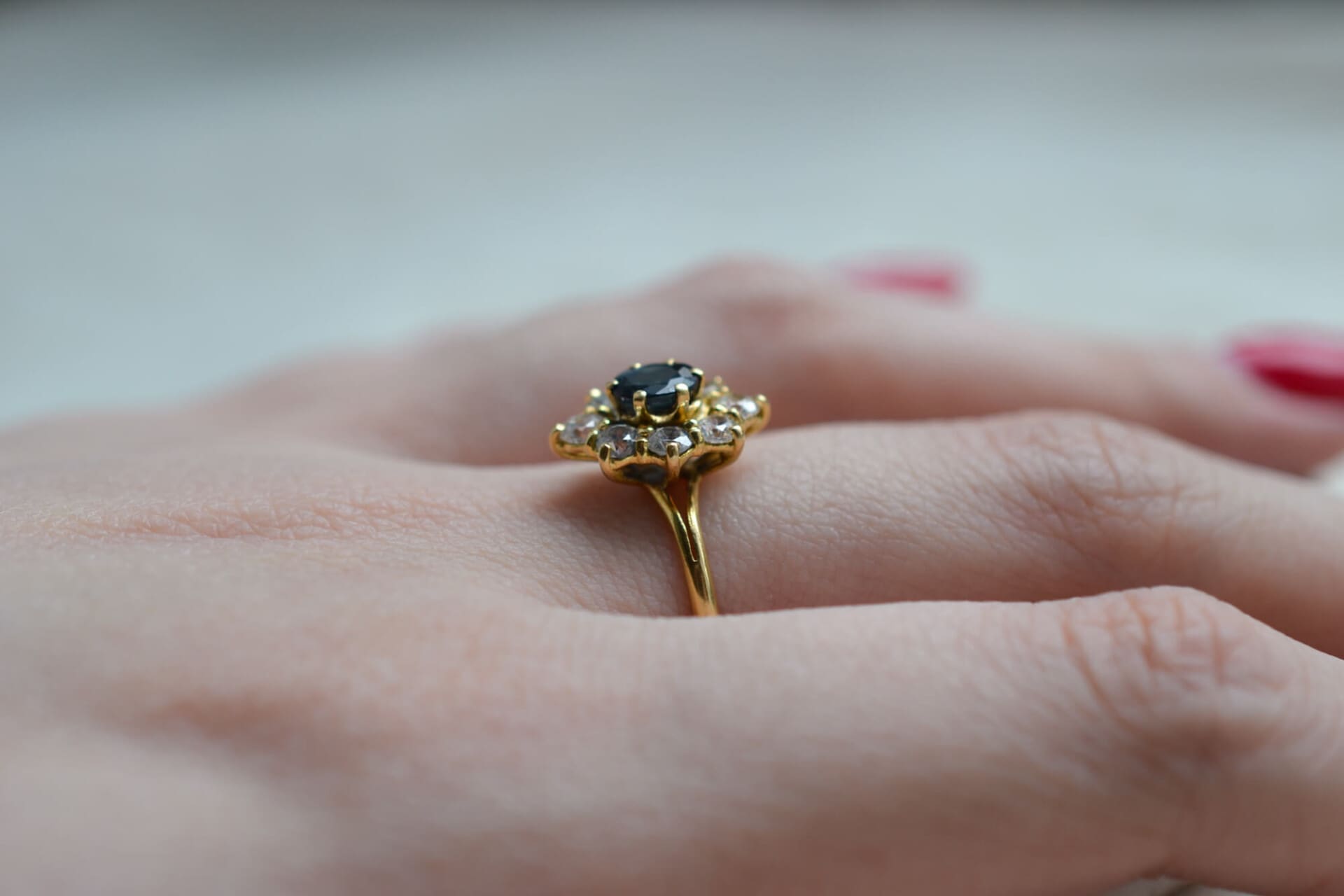 Bague Marguerite ovale Saphir et Oxydes