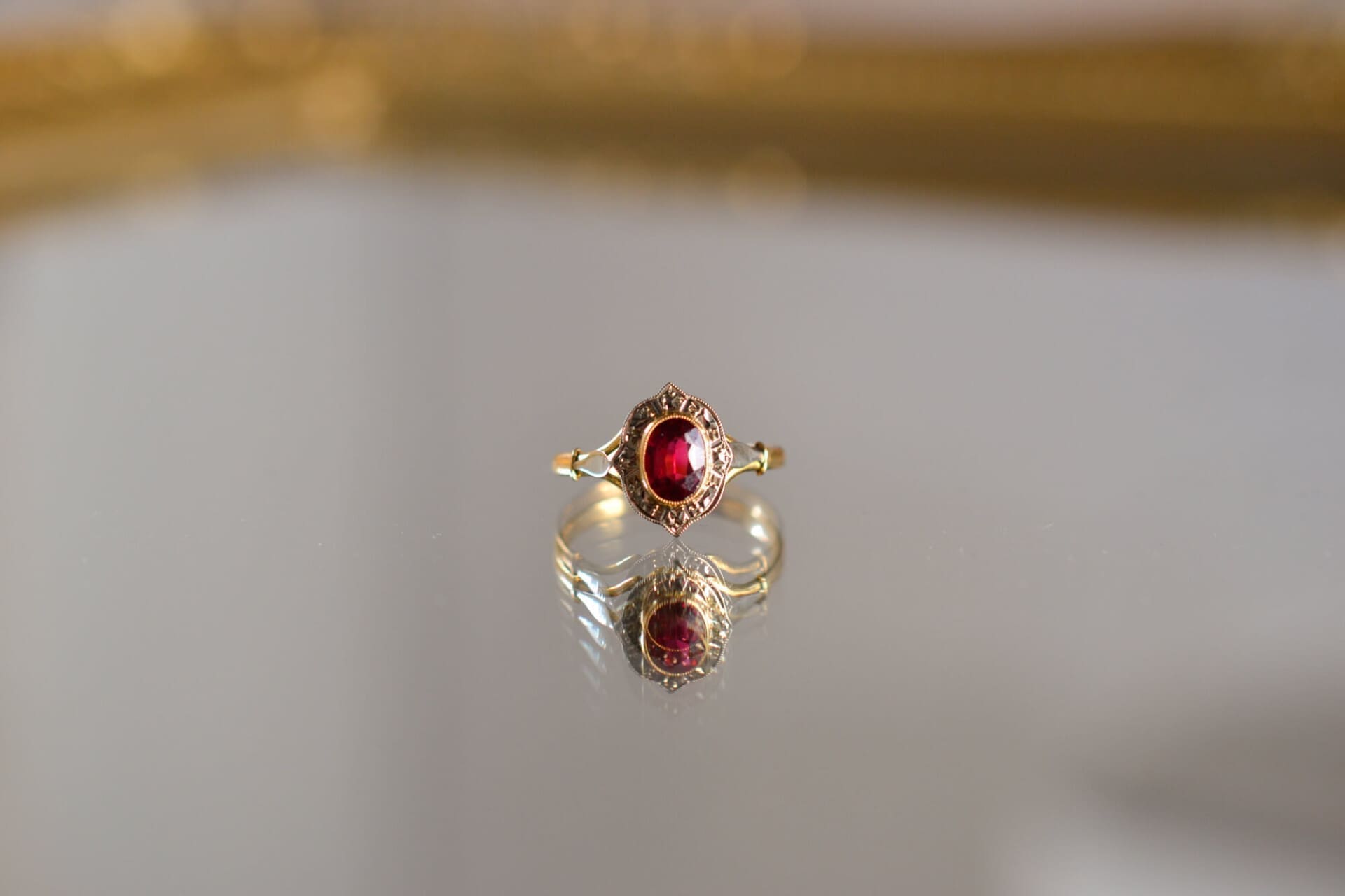Marguerite ovale 2 Ors et verre rouge