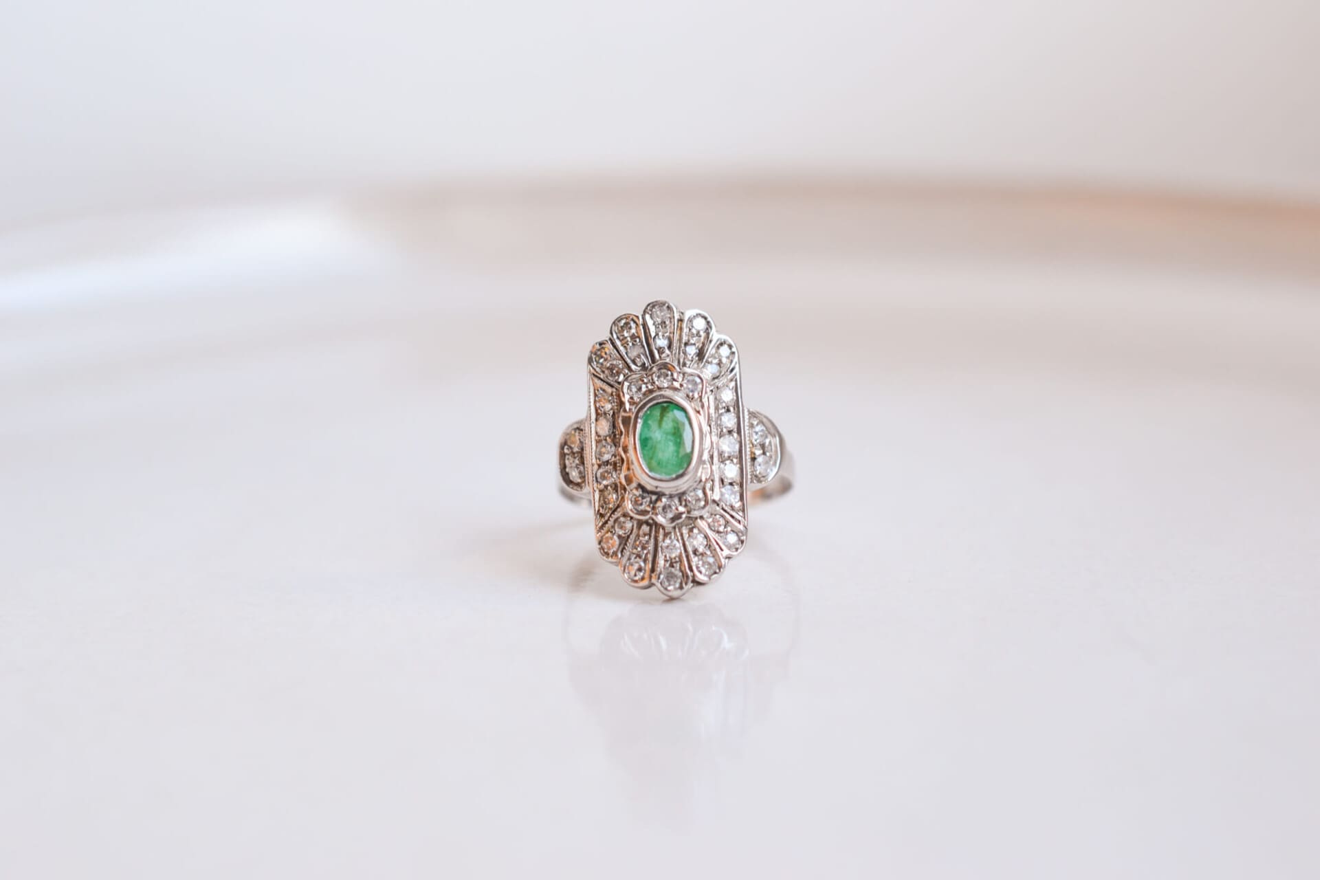 Bague Marquise Art Déco Émeraude et Diamants