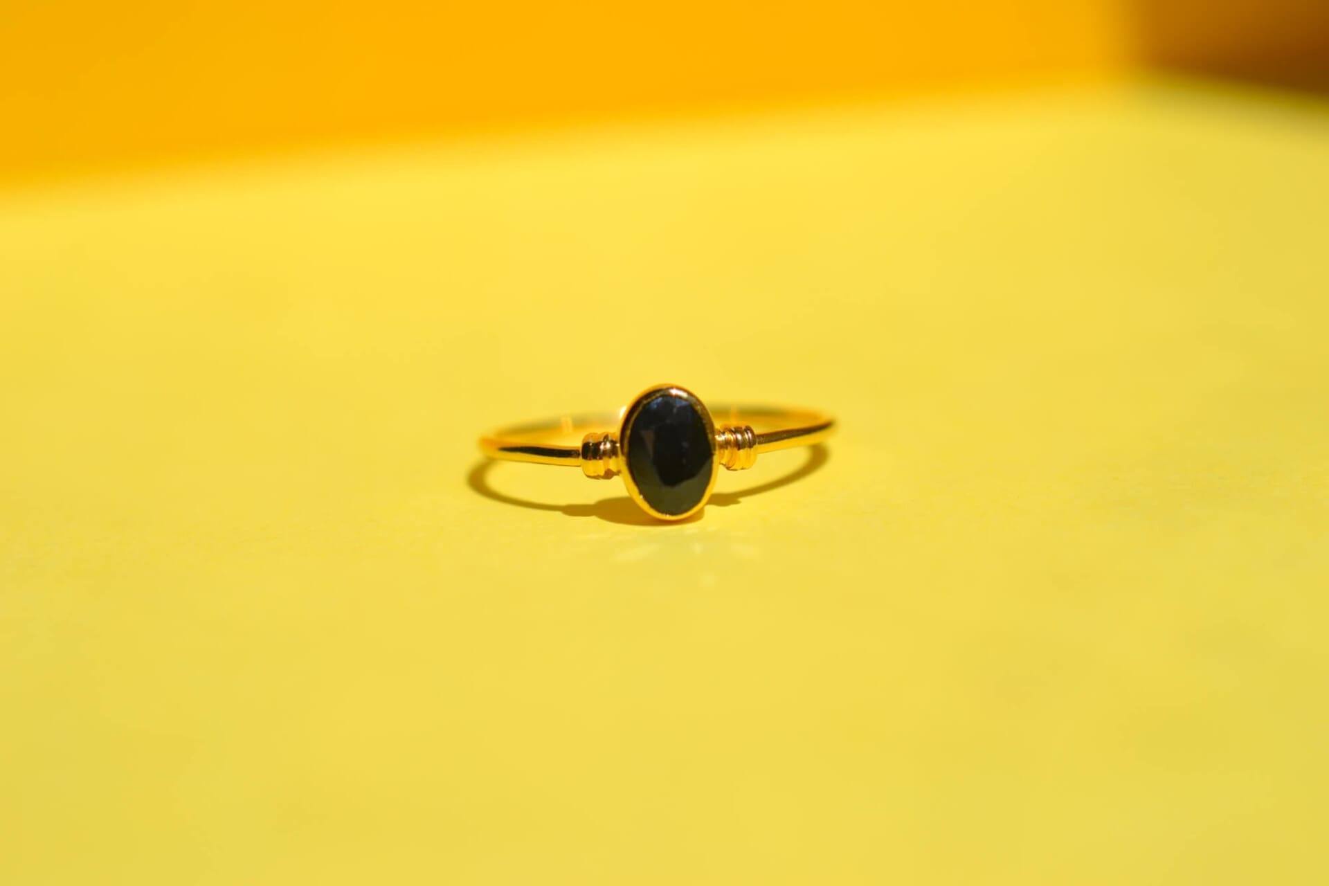 Bague Or jaune Saphir serti clos