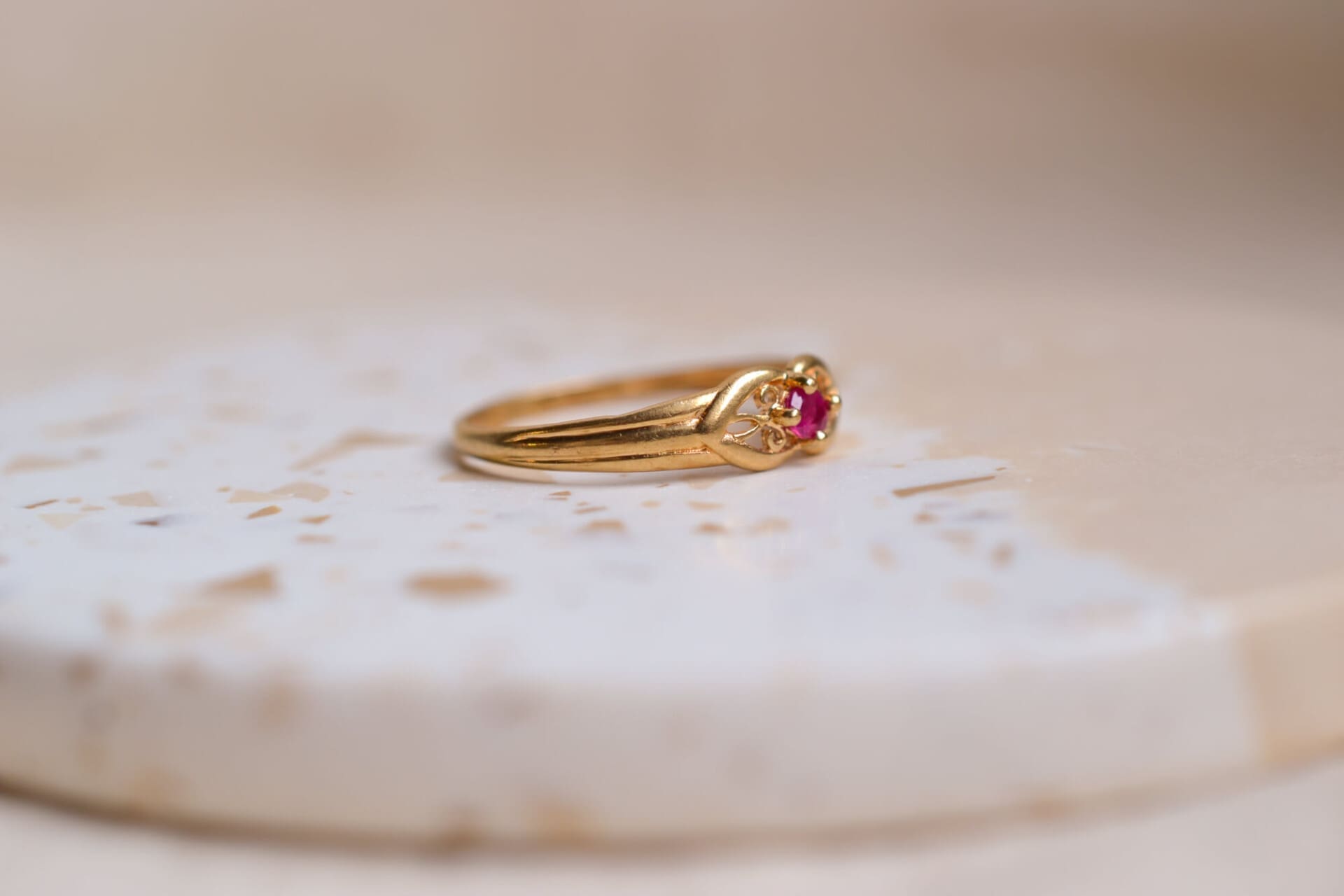 Bague Rubis décor filigranes