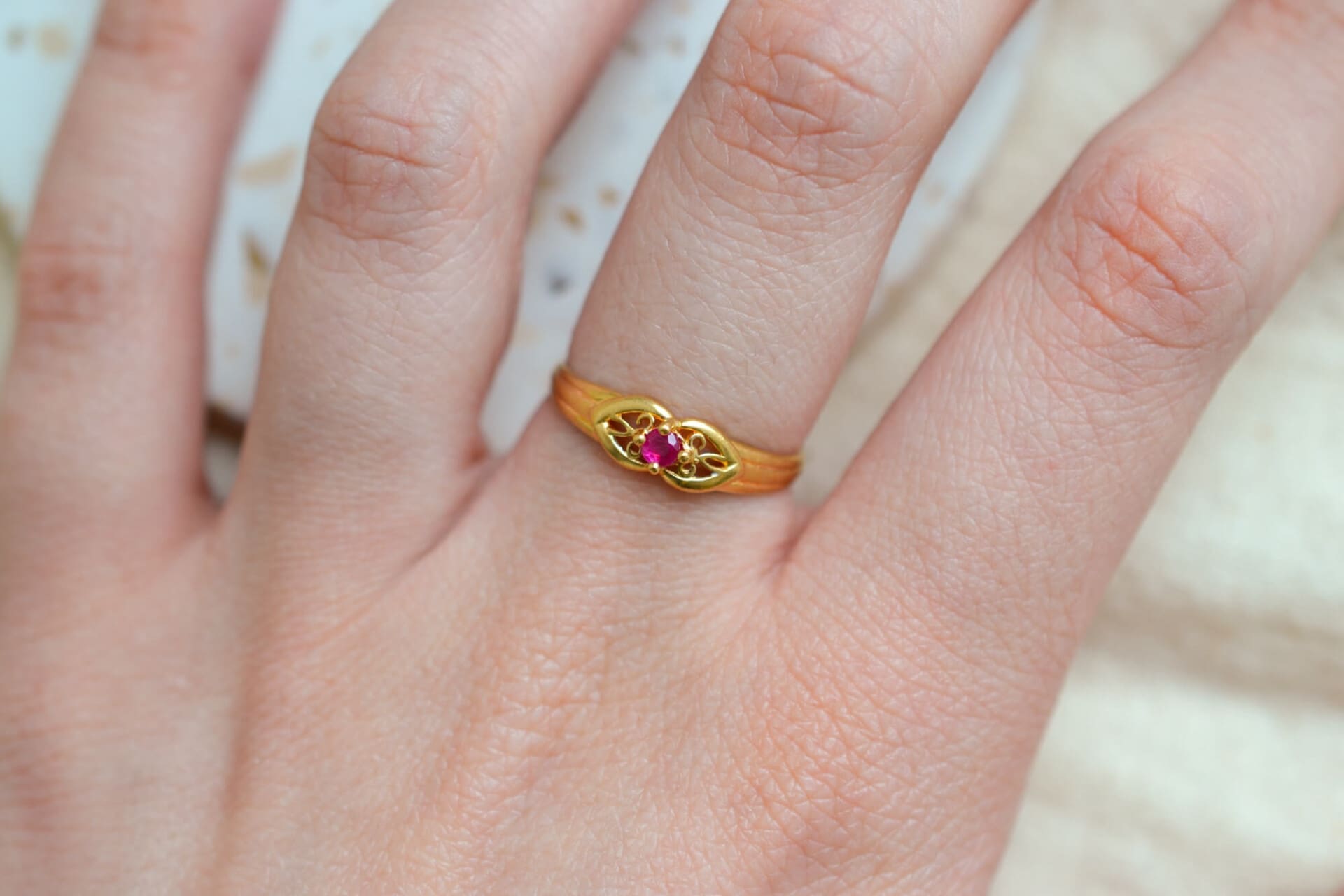 Bague Rubis décor filigranes