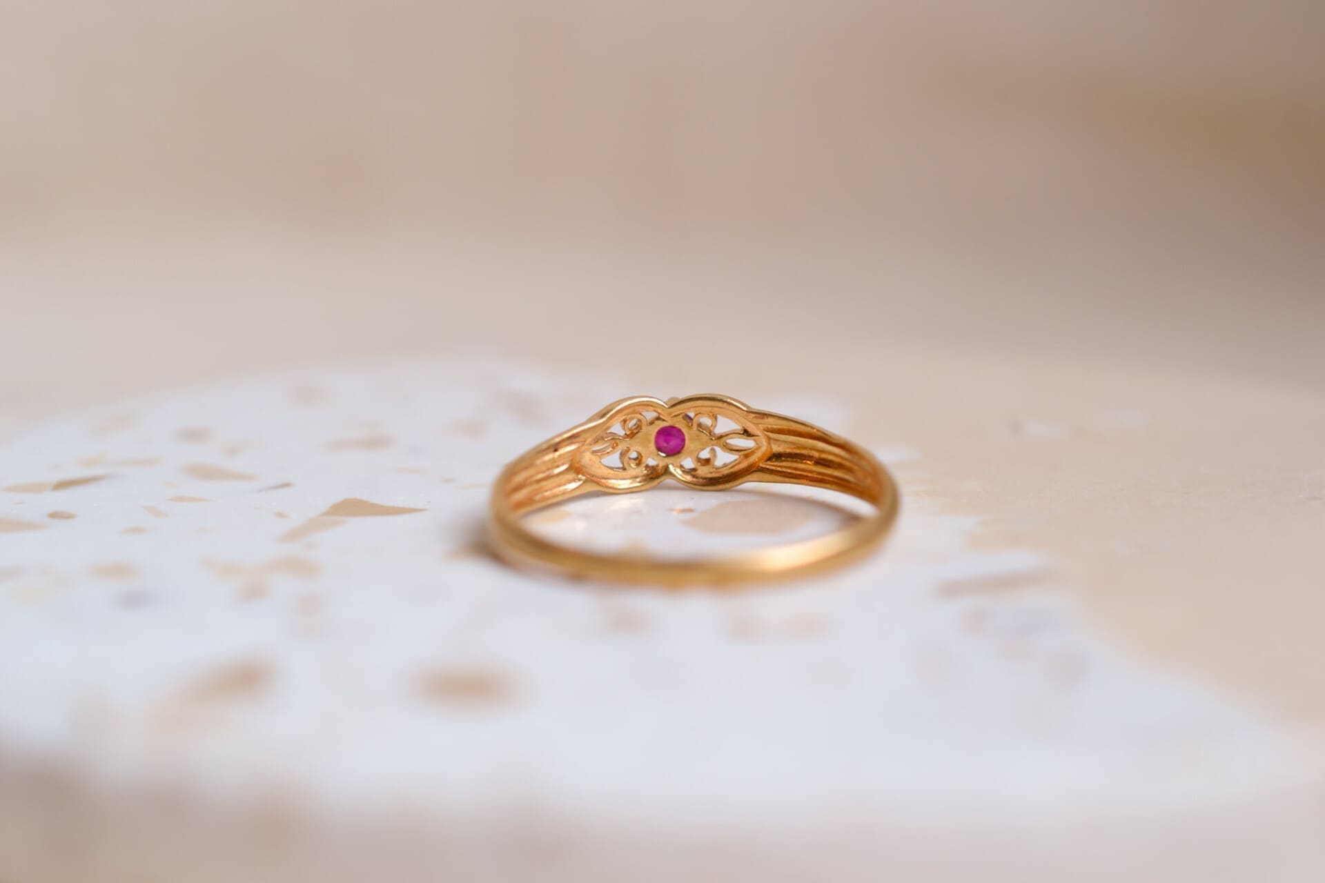 Bague Rubis décor filigranes