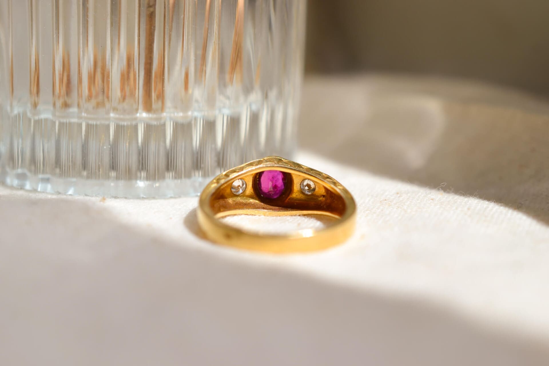 Bague Rubis et Diamants décor ciselé