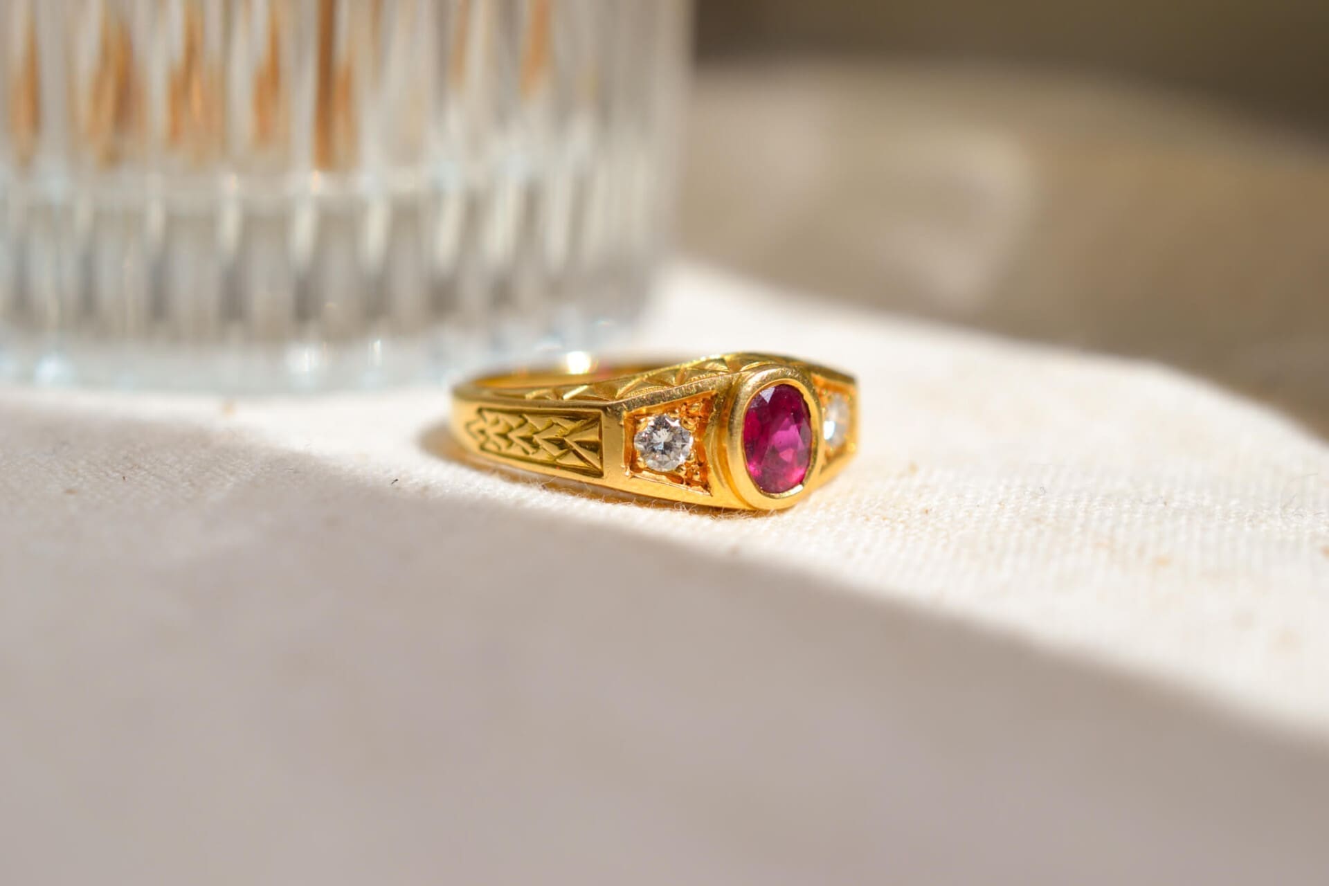 Bague Rubis et Diamants décor ciselé
